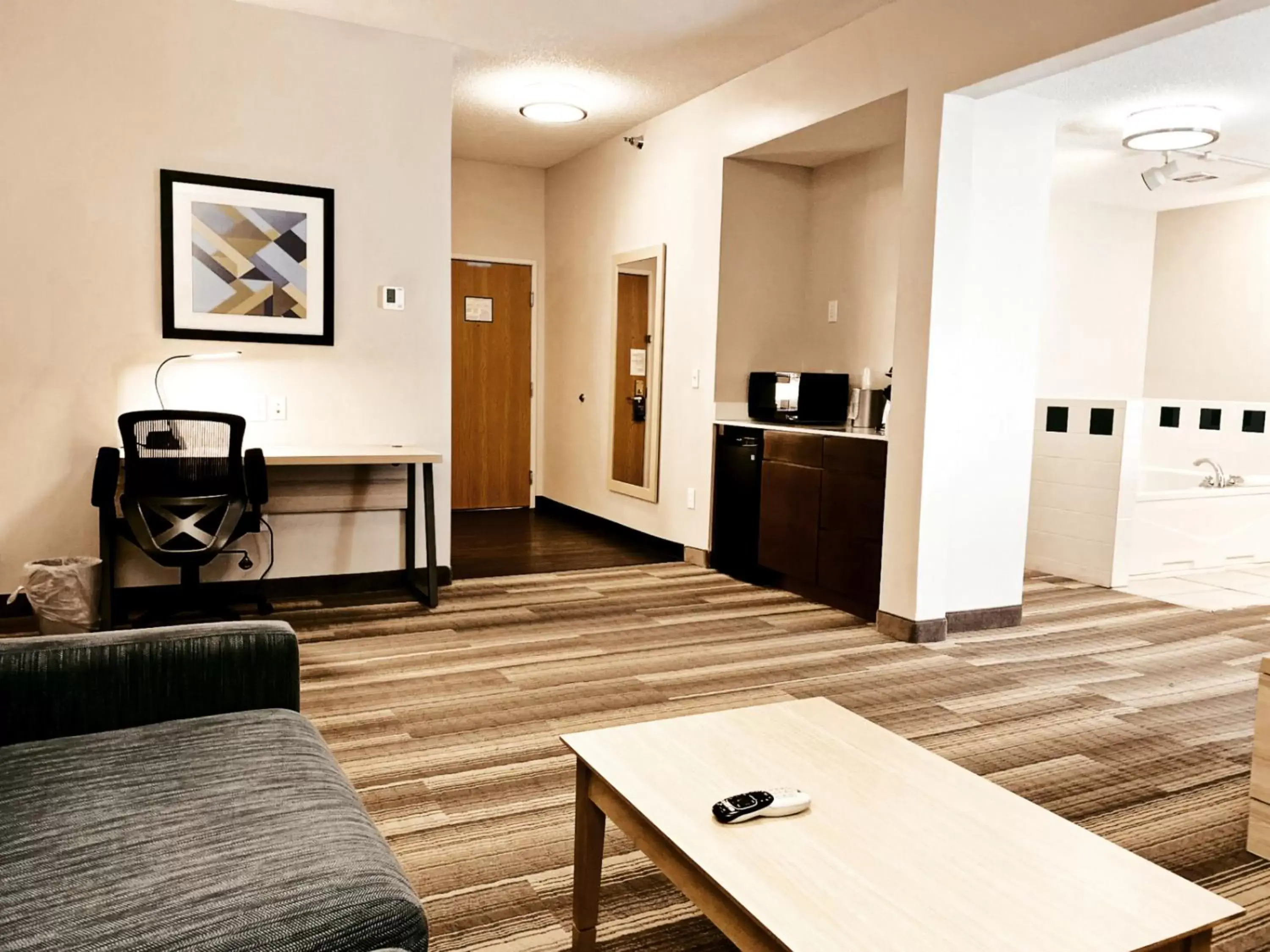 Deluxe Suite - Hearing Accessible - Non-Smoking in Holiday Inn Express Hotel & Suites Logansport by IHG Deluxe Suite - Hearing Accessible - Non-Smoking in Holiday Inn Express Hotel & Suites Logansport by IHG