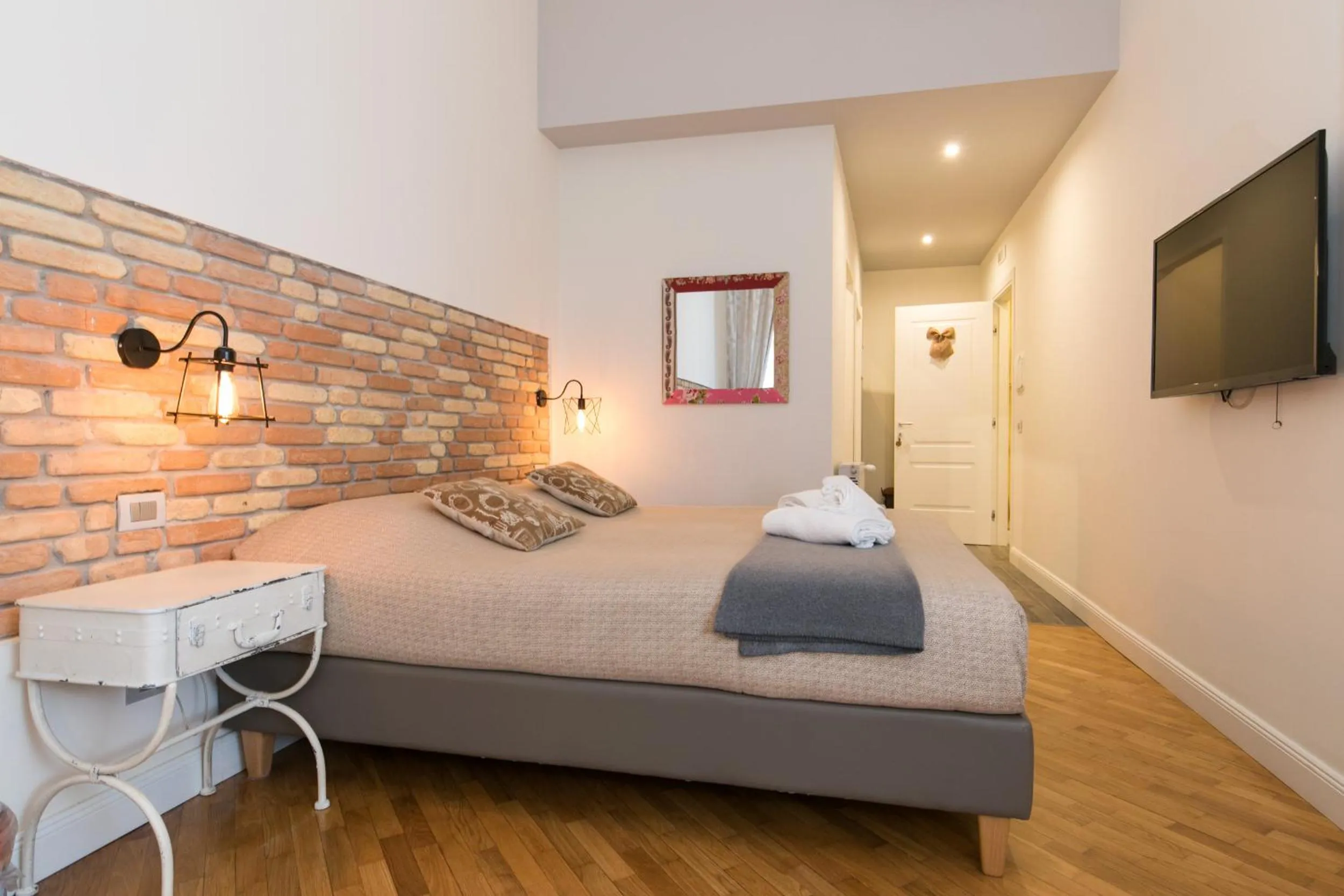 Photo of the whole room, Bed in Trevi Contemporary Suite