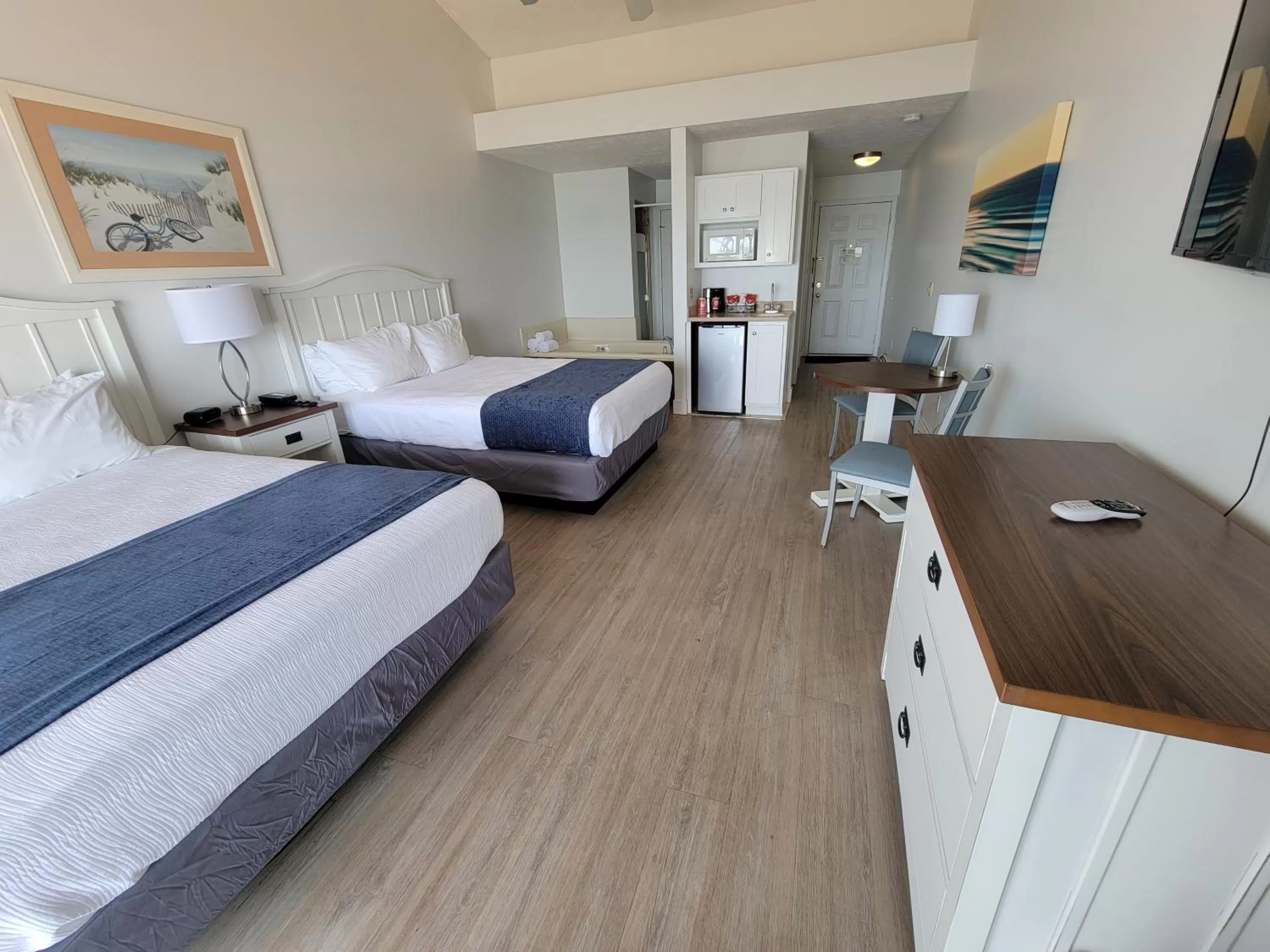 Photo of the whole room, Bed in Pointes North Beachfront Hotel - 2 Person Spa Tub Studios