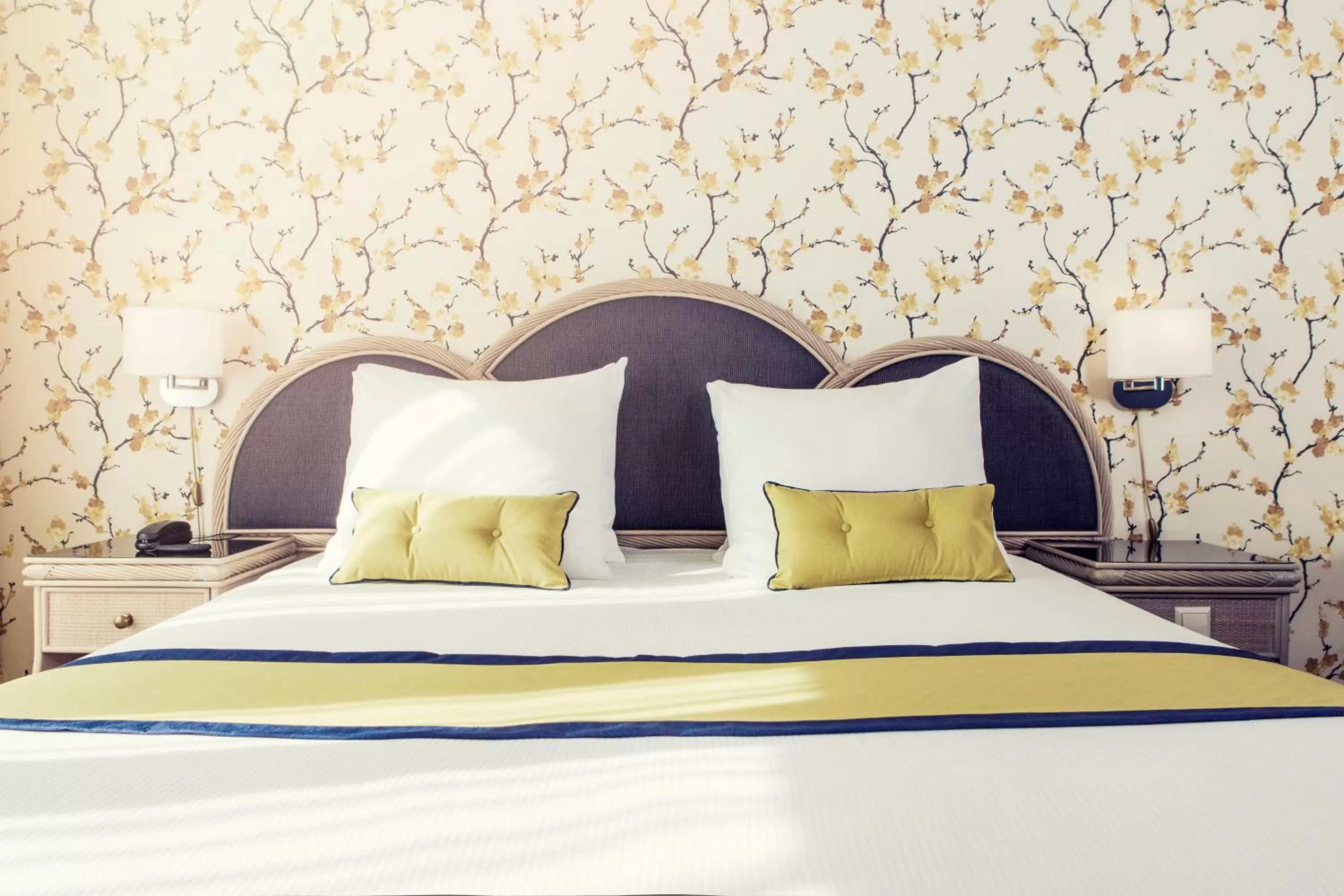 Bedroom, Bed in Carlton Oasis Hotel