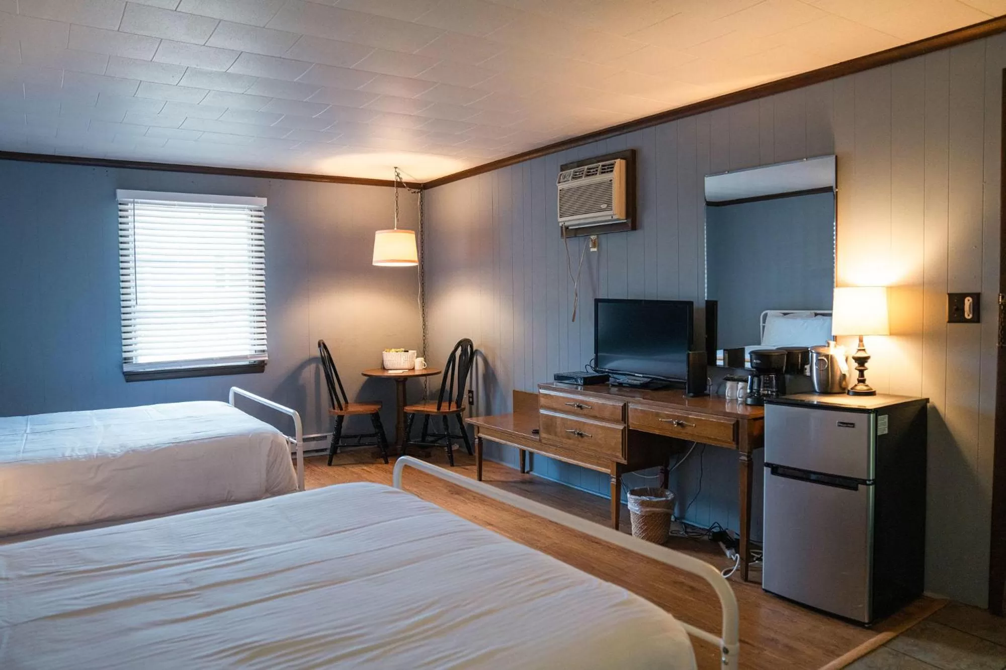 Bed in Whispering Winds Motel