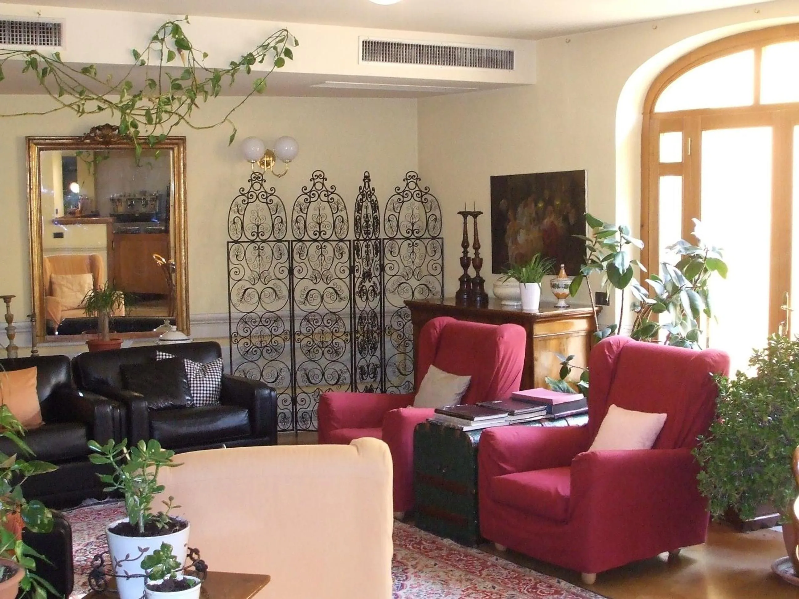 Communal lounge/ TV room in Hotel San Luca