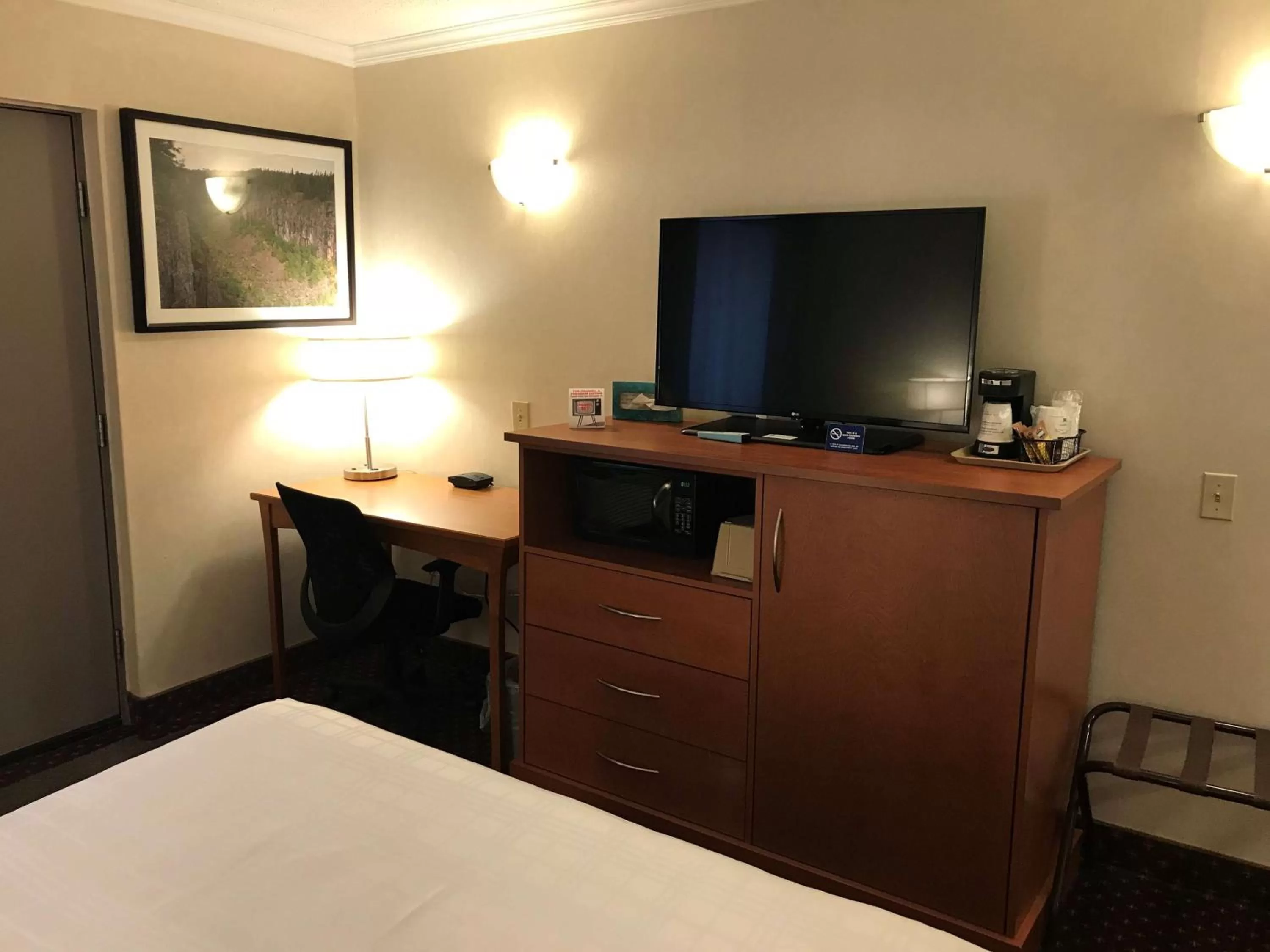 Photo of the whole room, Bed in Best Western Thunder Bay Crossroads