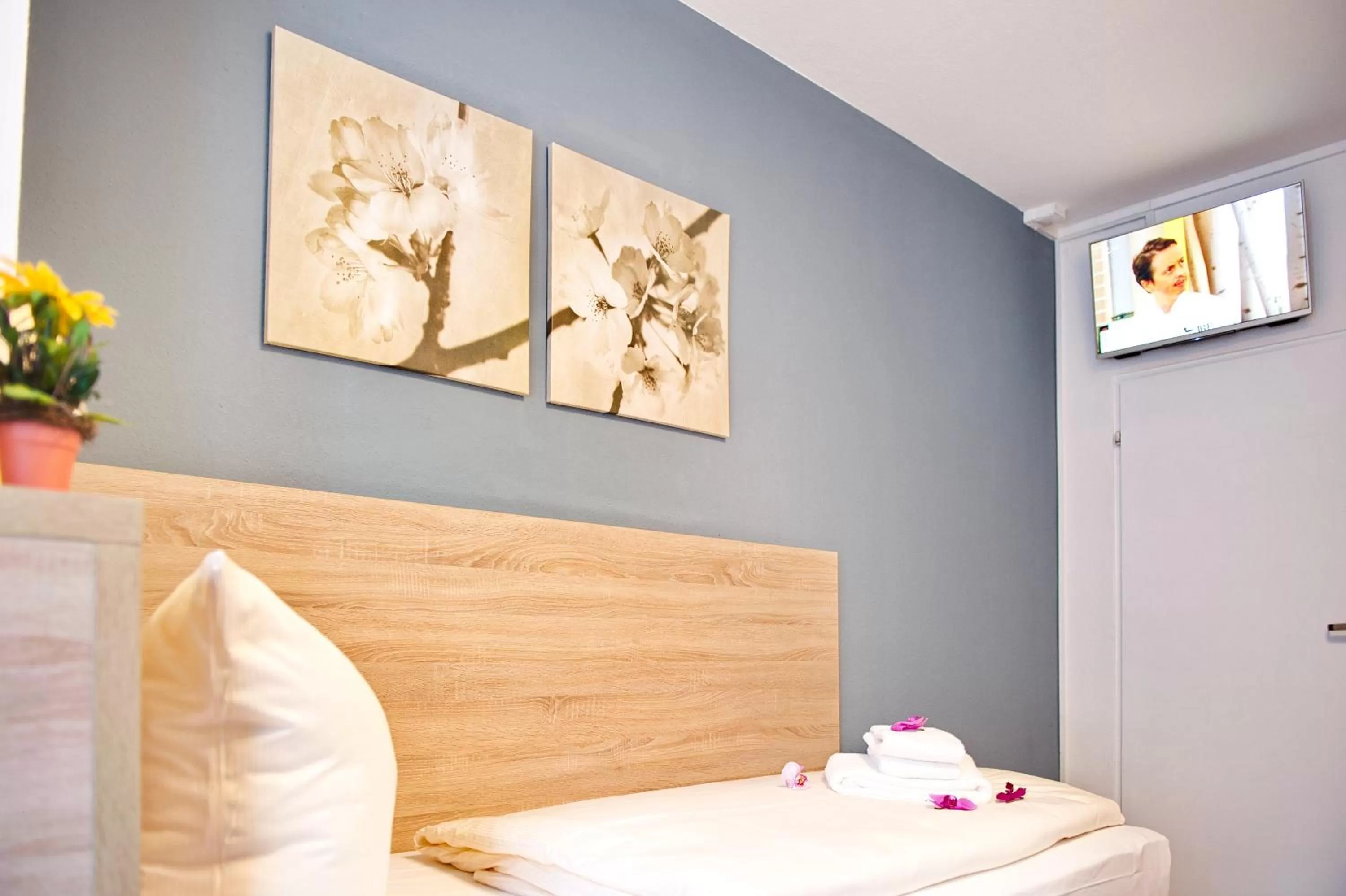 Photo of the whole room, Bed in BlnCty Hotel