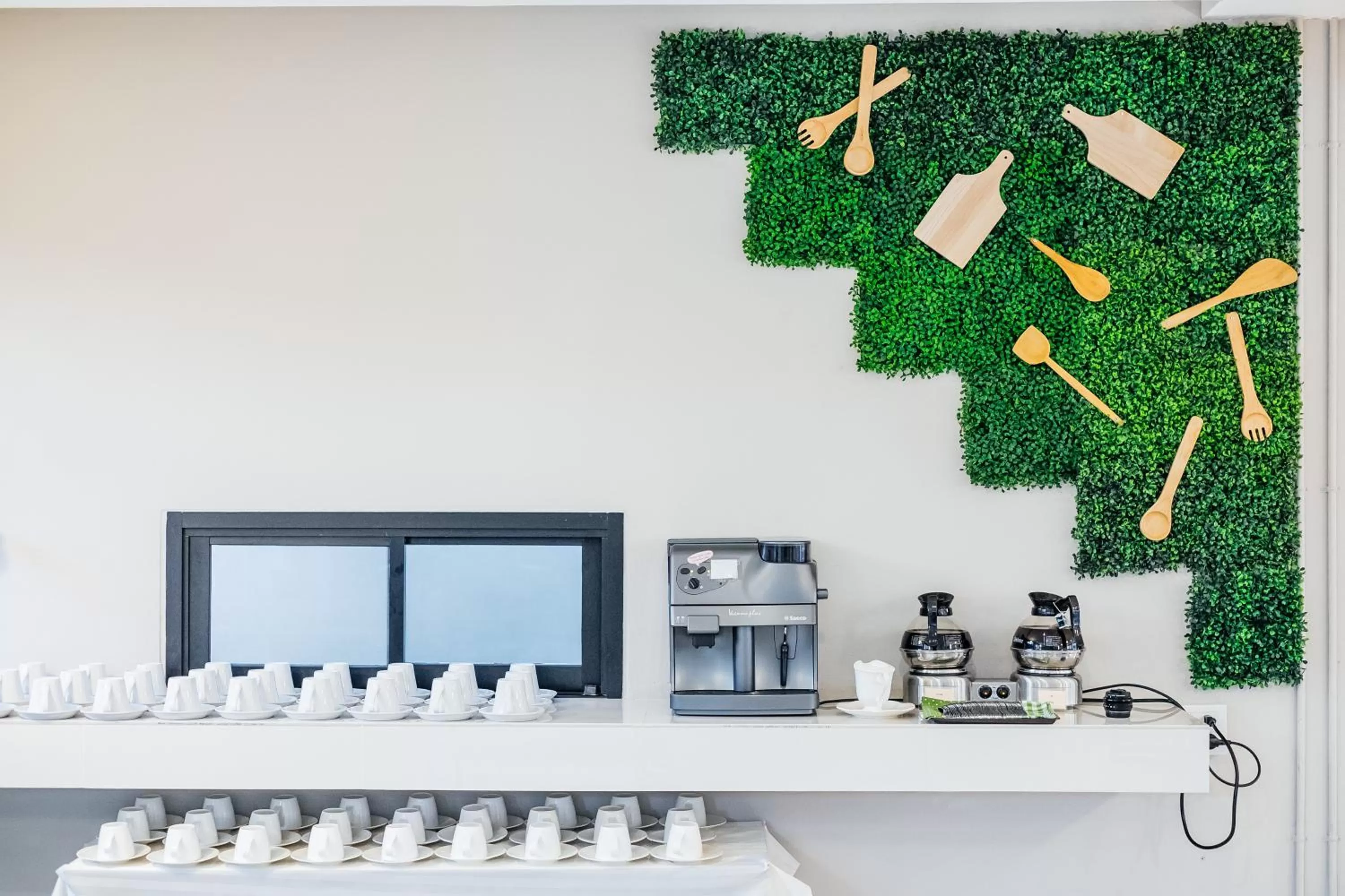 Restaurant/places to eat in De Hug Hotel & Residence