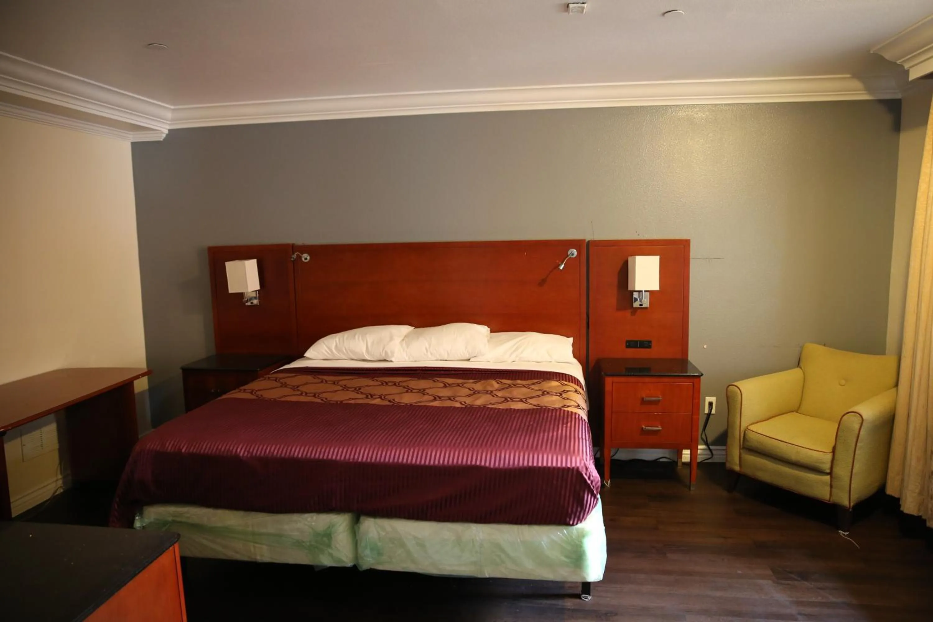 Bed in Chateau Inn & Suites