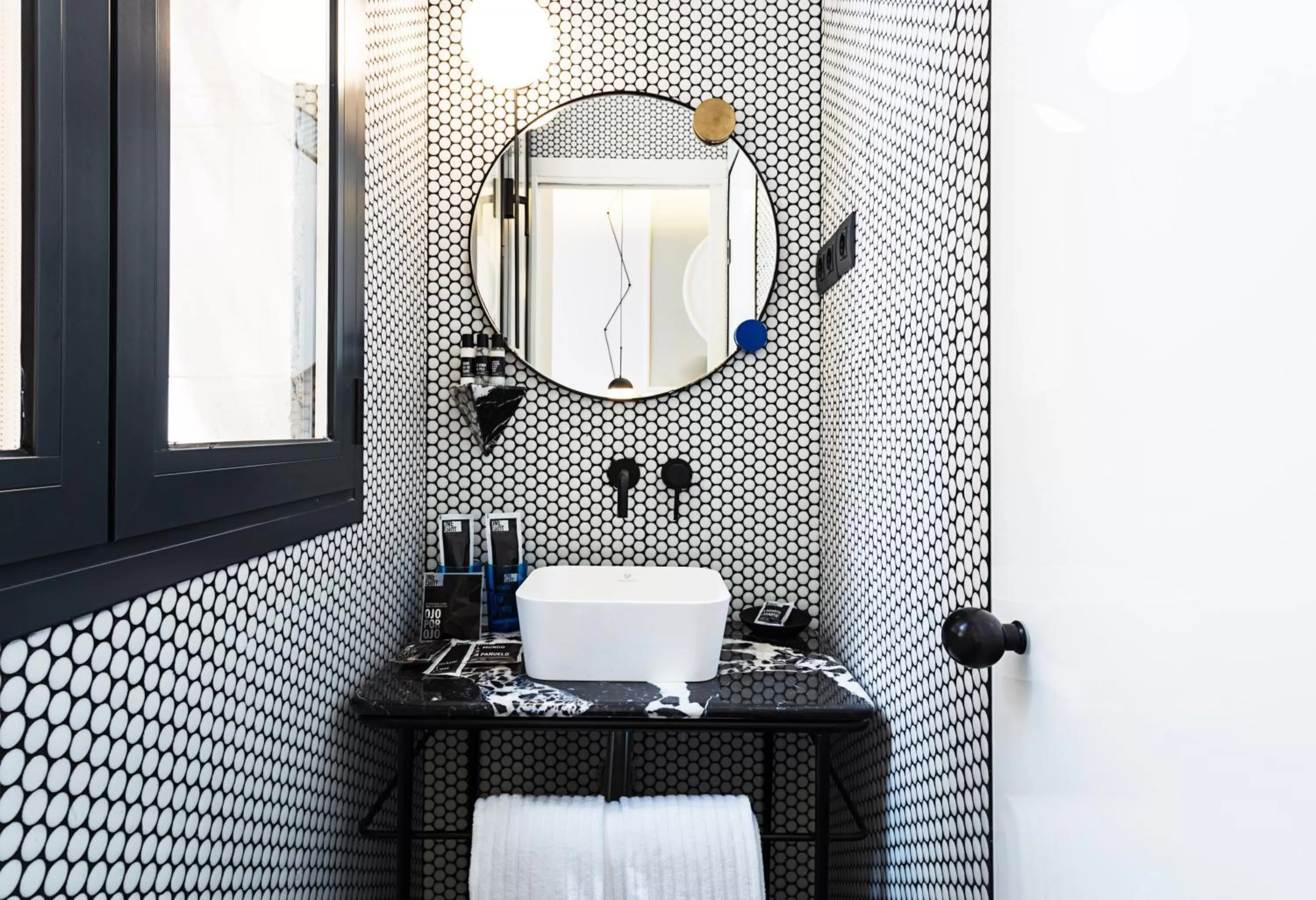 Toilet in One Shot Fortuny