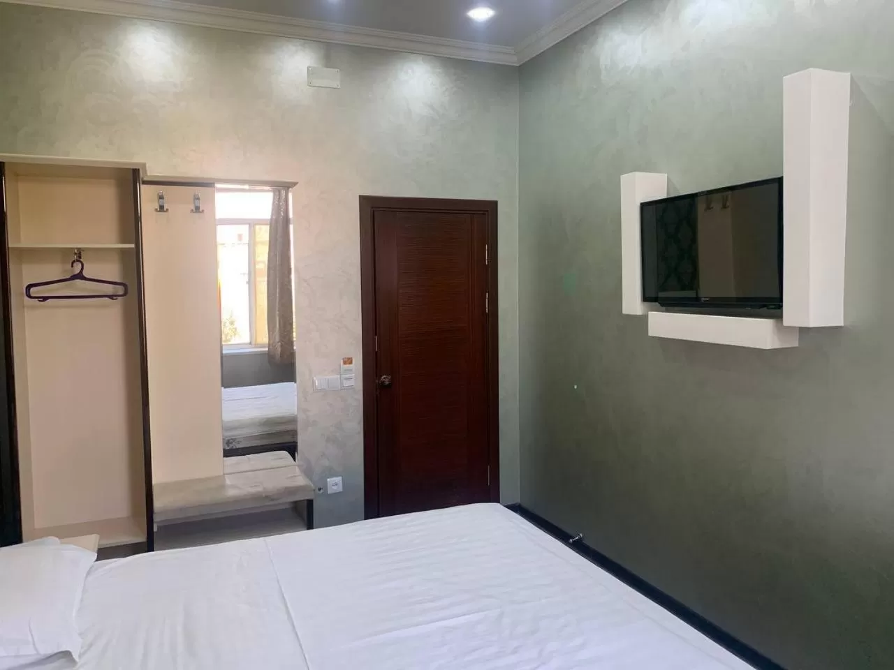 Bed, TV/Entertainment Center in Armon Apart Hotel