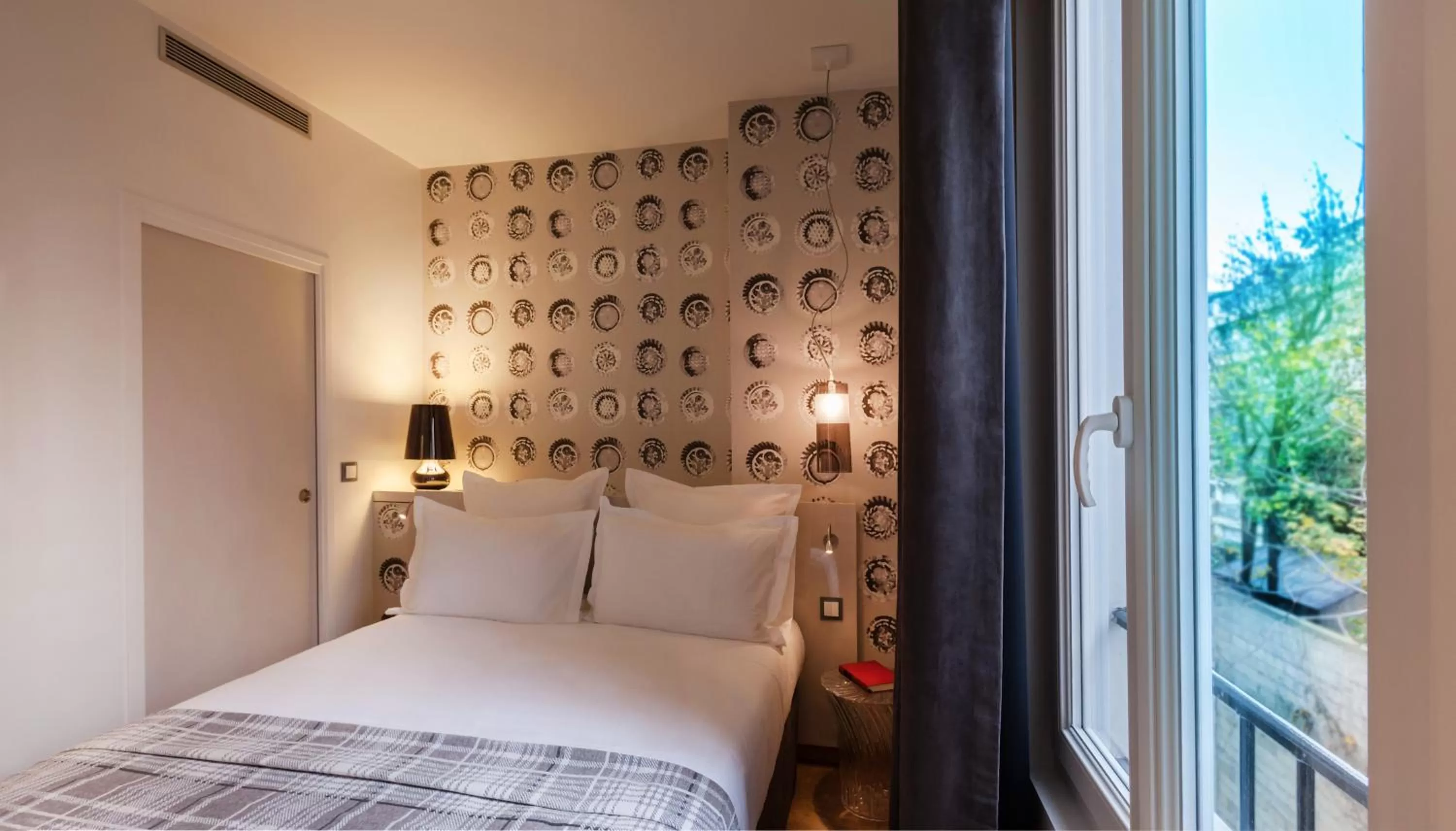 Photo of the whole room, Bed in Le Mireille