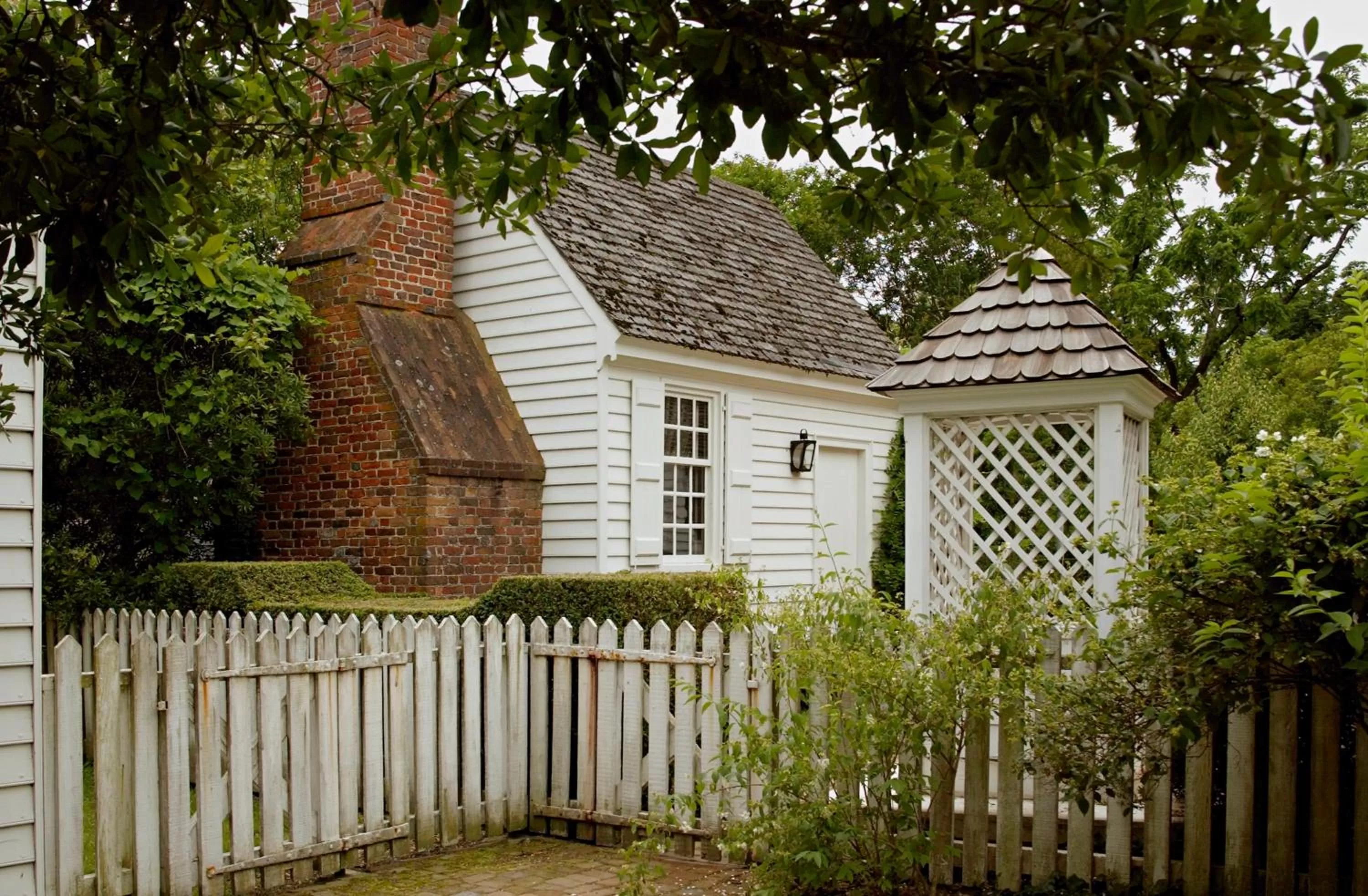Property building in Colonial Houses, an official Colonial Williamsburg Hotel