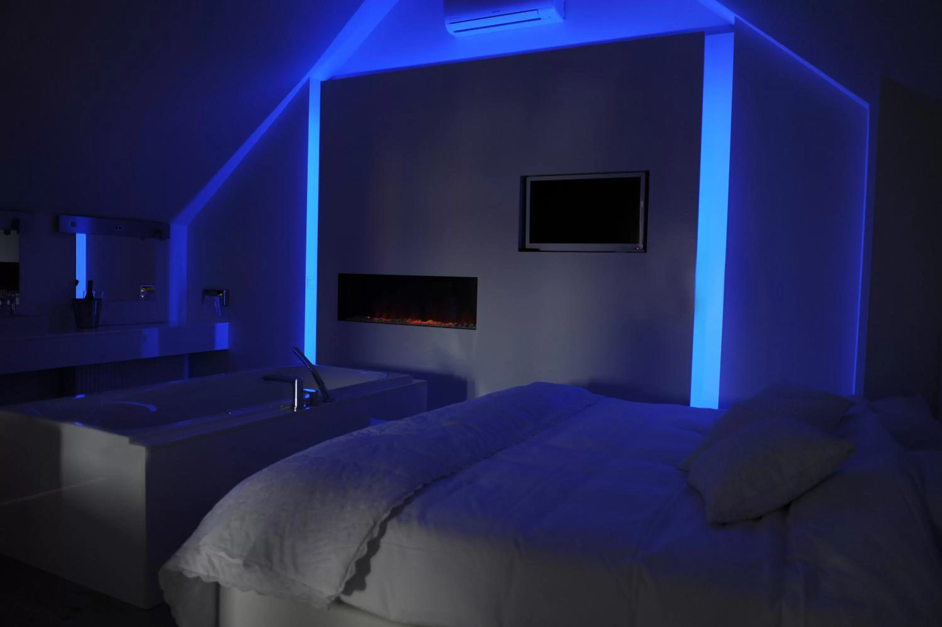 Bed in Charmehotel Villa Saporis