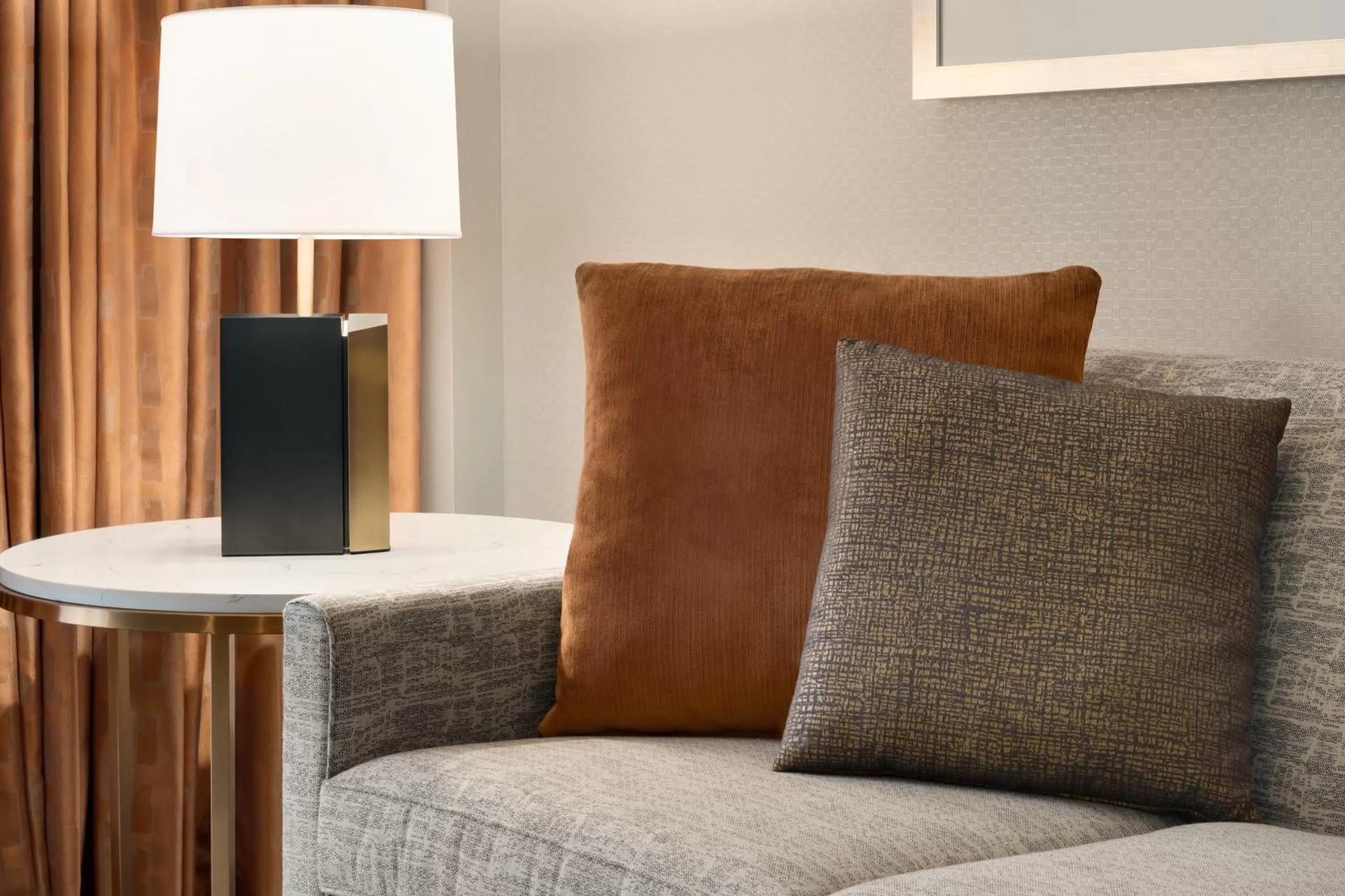 Living room in Sheraton Madison Hotel