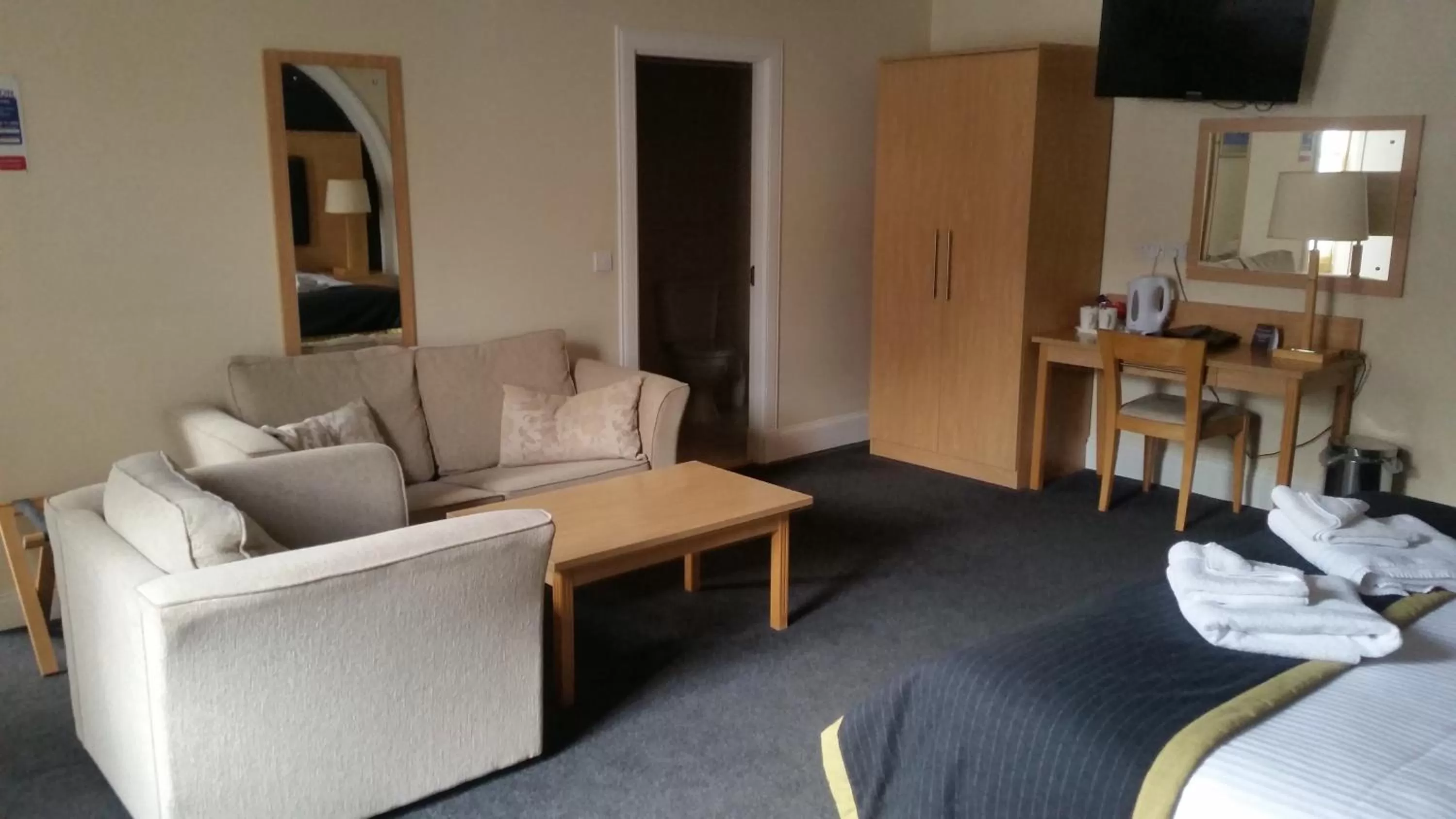 Seating area, Bed in Northern Hotel