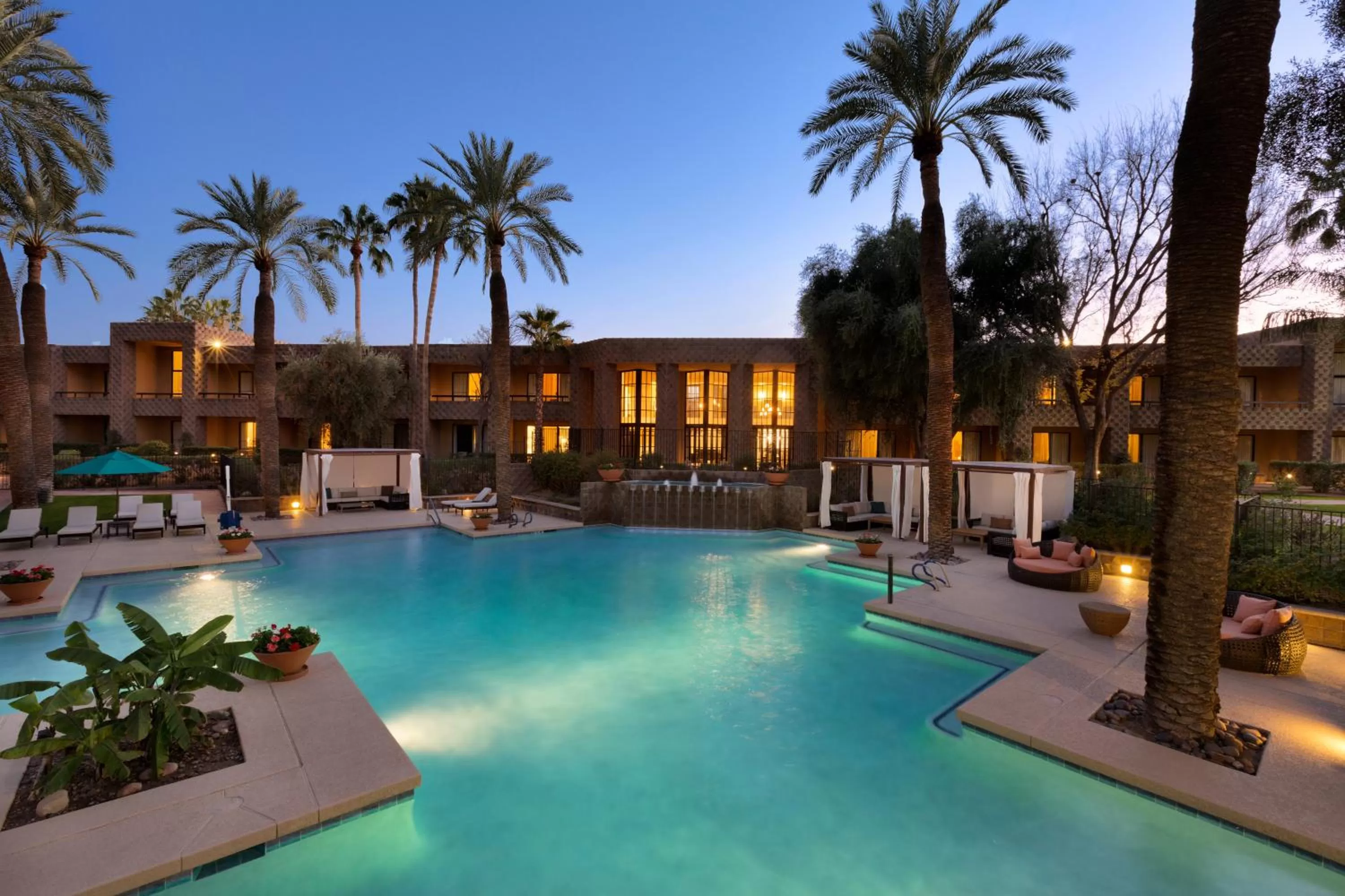 Swimming pool in DoubleTree by Hilton Paradise Valley Resort Scottsdale