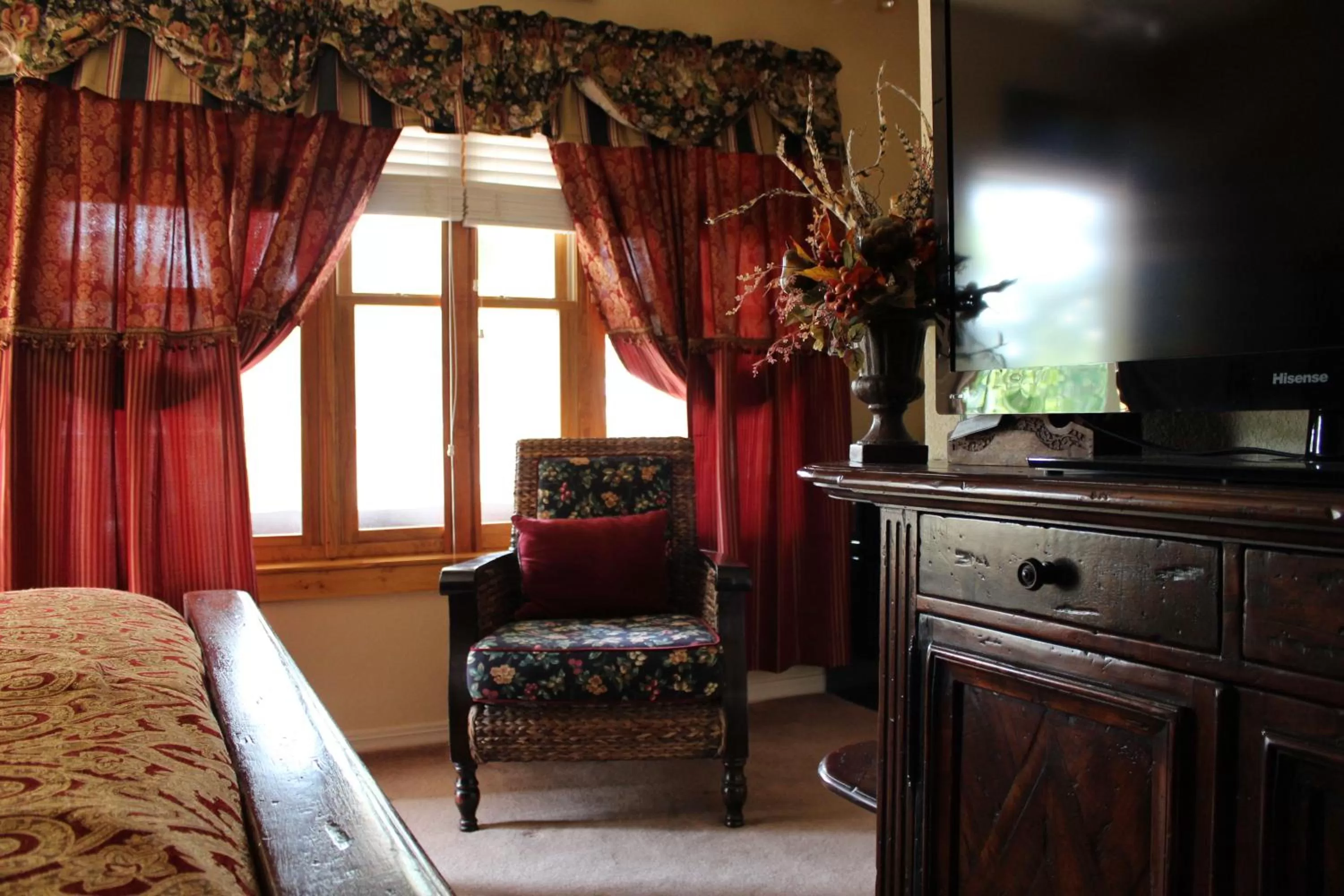 Bedroom, Bed in All Seasons Inn