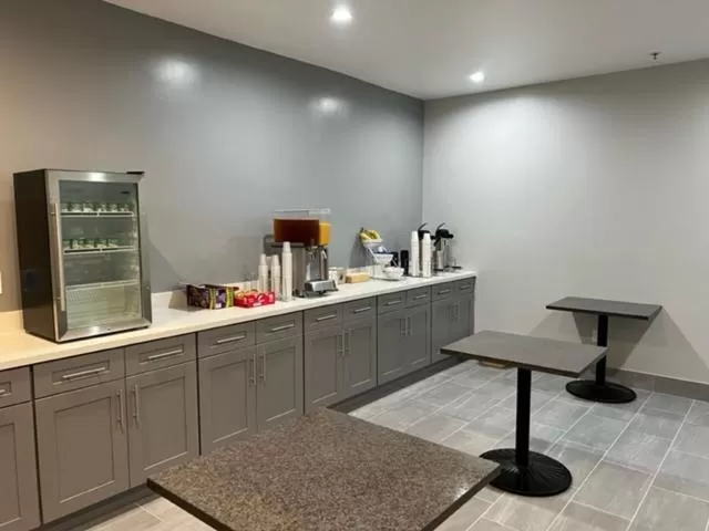 Food and drinks in Super 8 by Wyndham San Francisco/Union Square Area