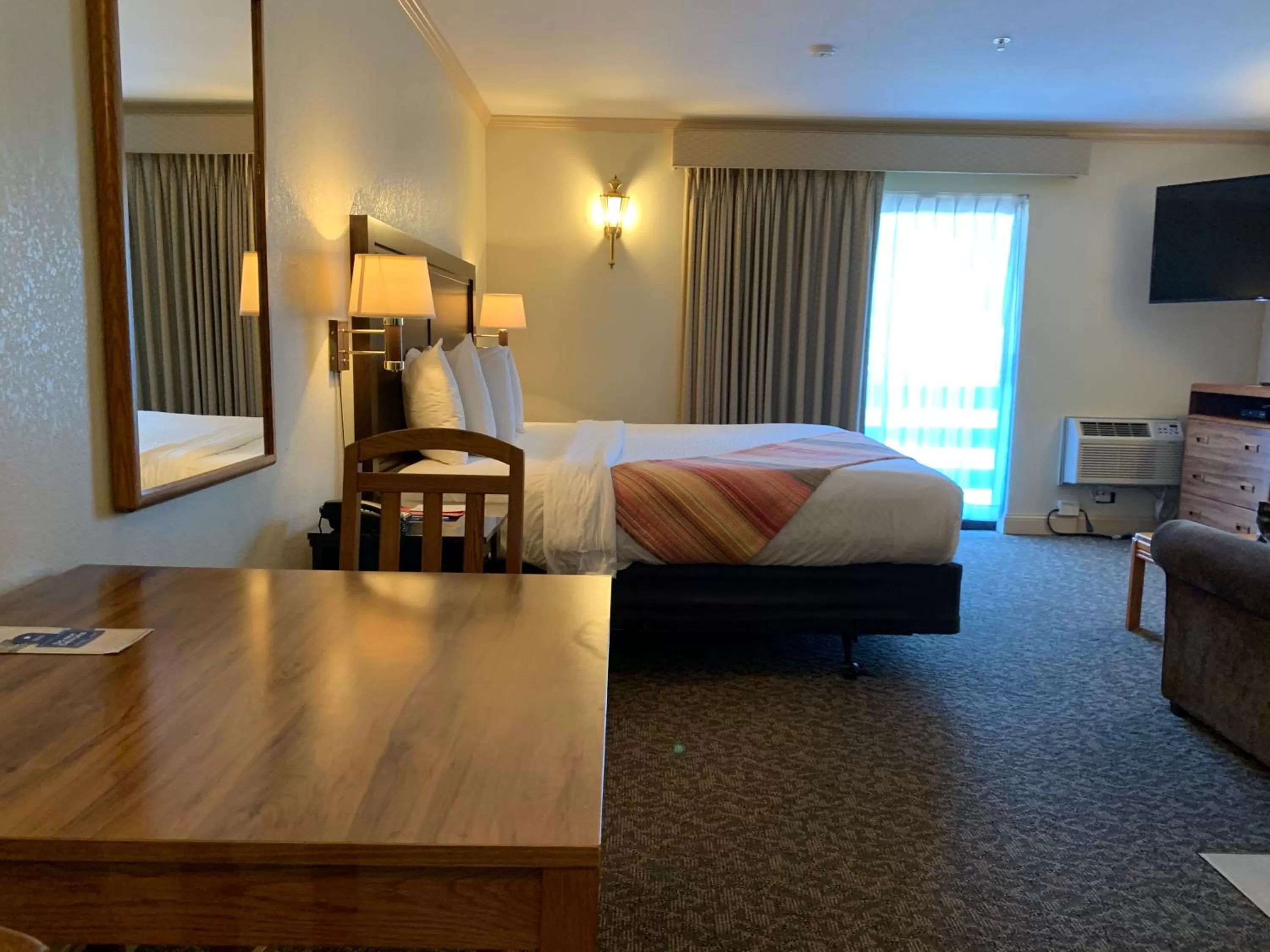 Bed in Coachman Inn Oak Harbor