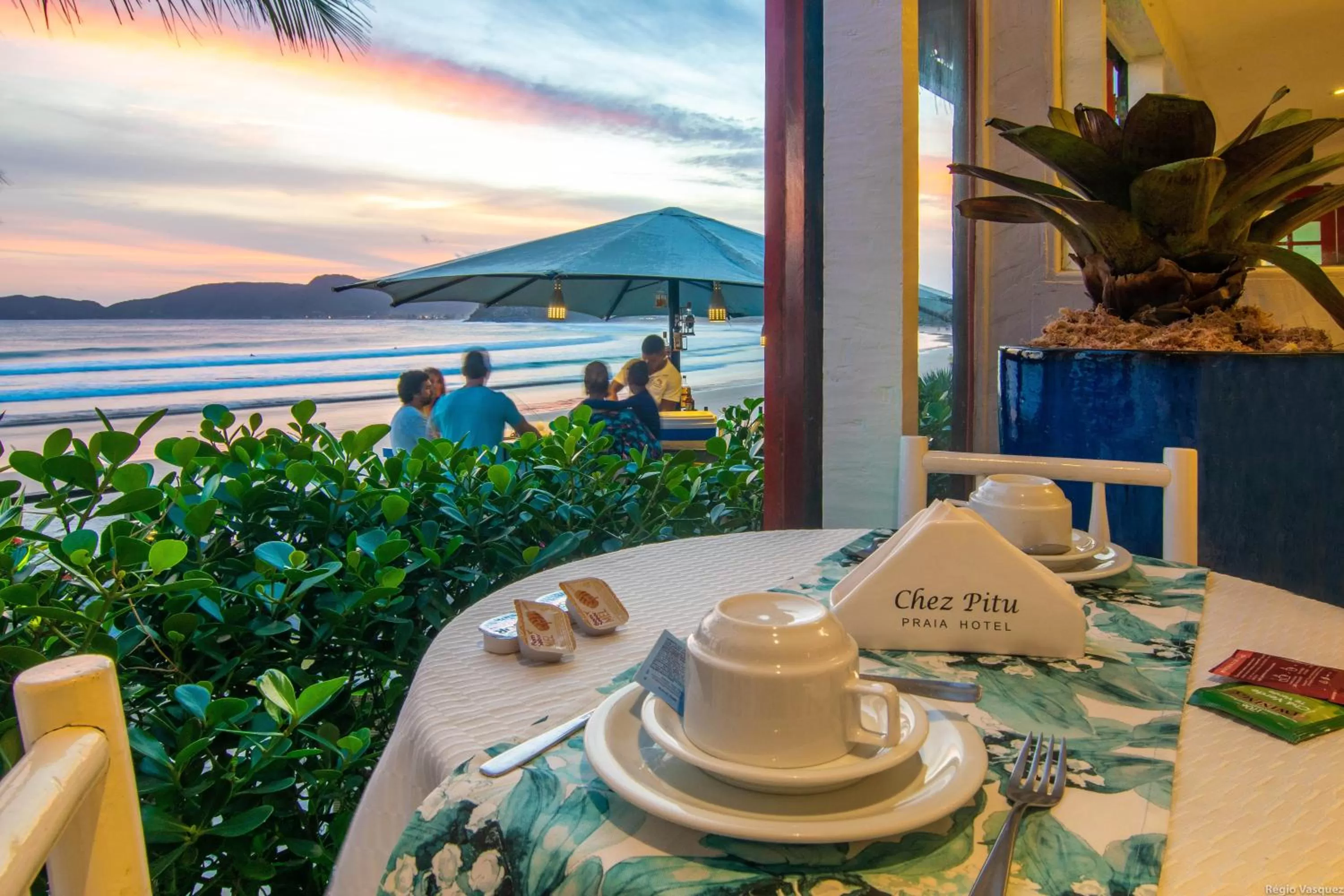 Restaurant/places to eat in Chez Pitu Praia Hotel