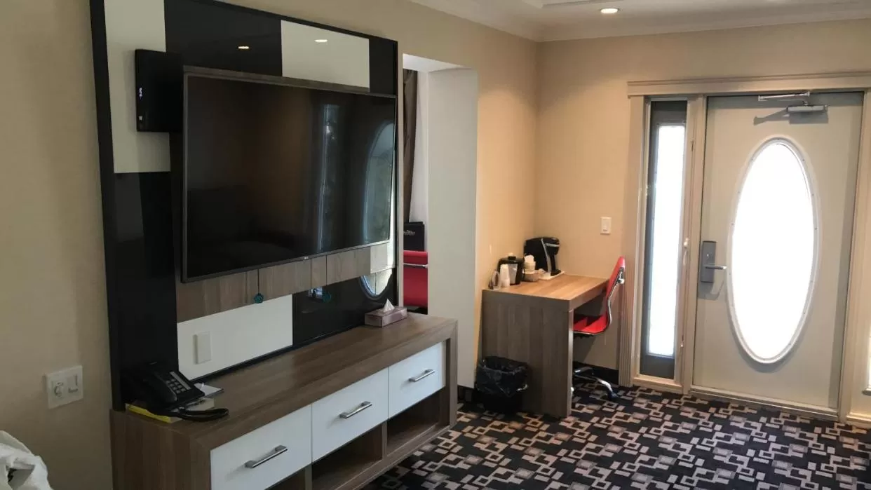 TV and multimedia in Baymont by Wyndham Medicine Hat