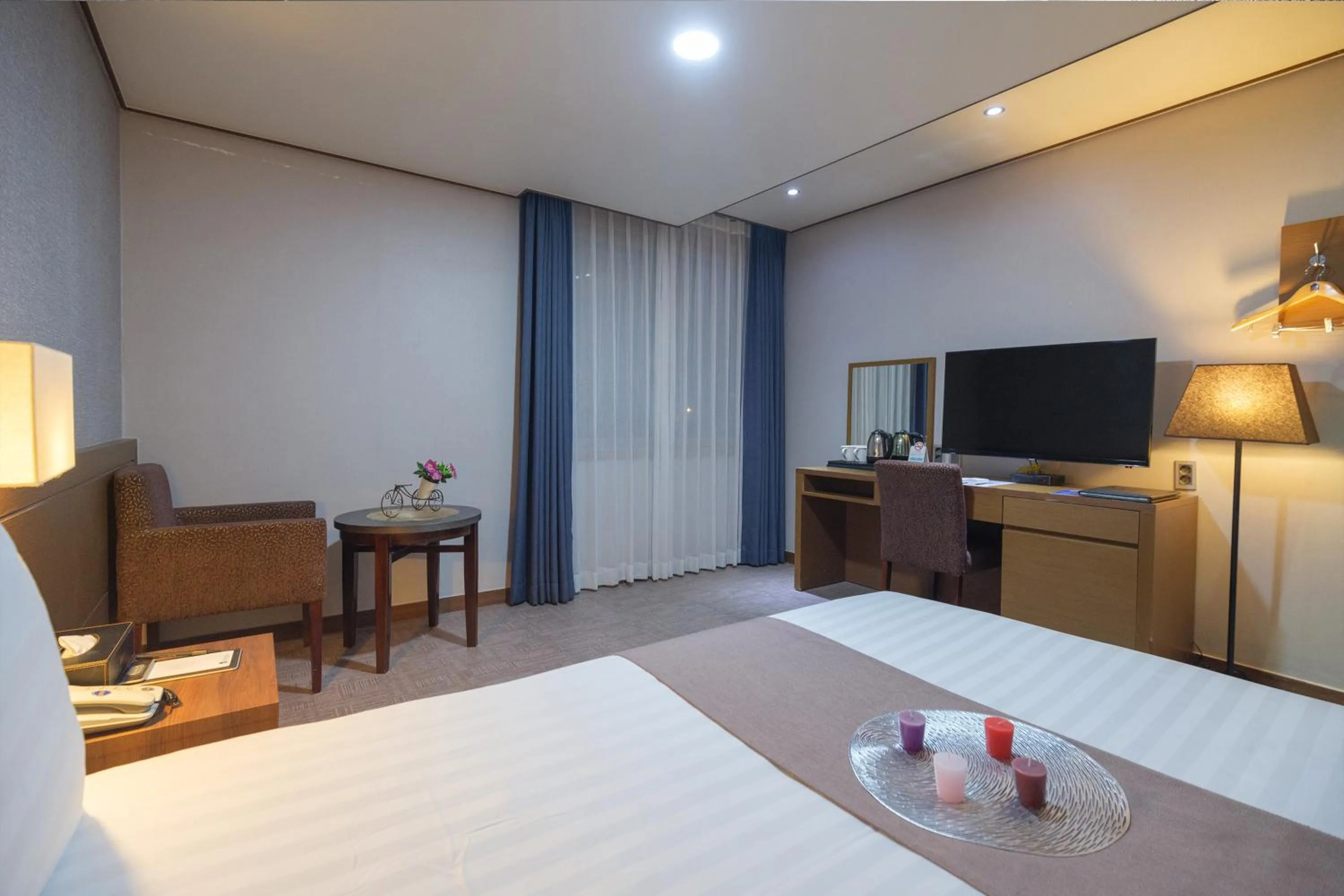 Photo of the whole room, Bed in Benikea Hotel Jeju