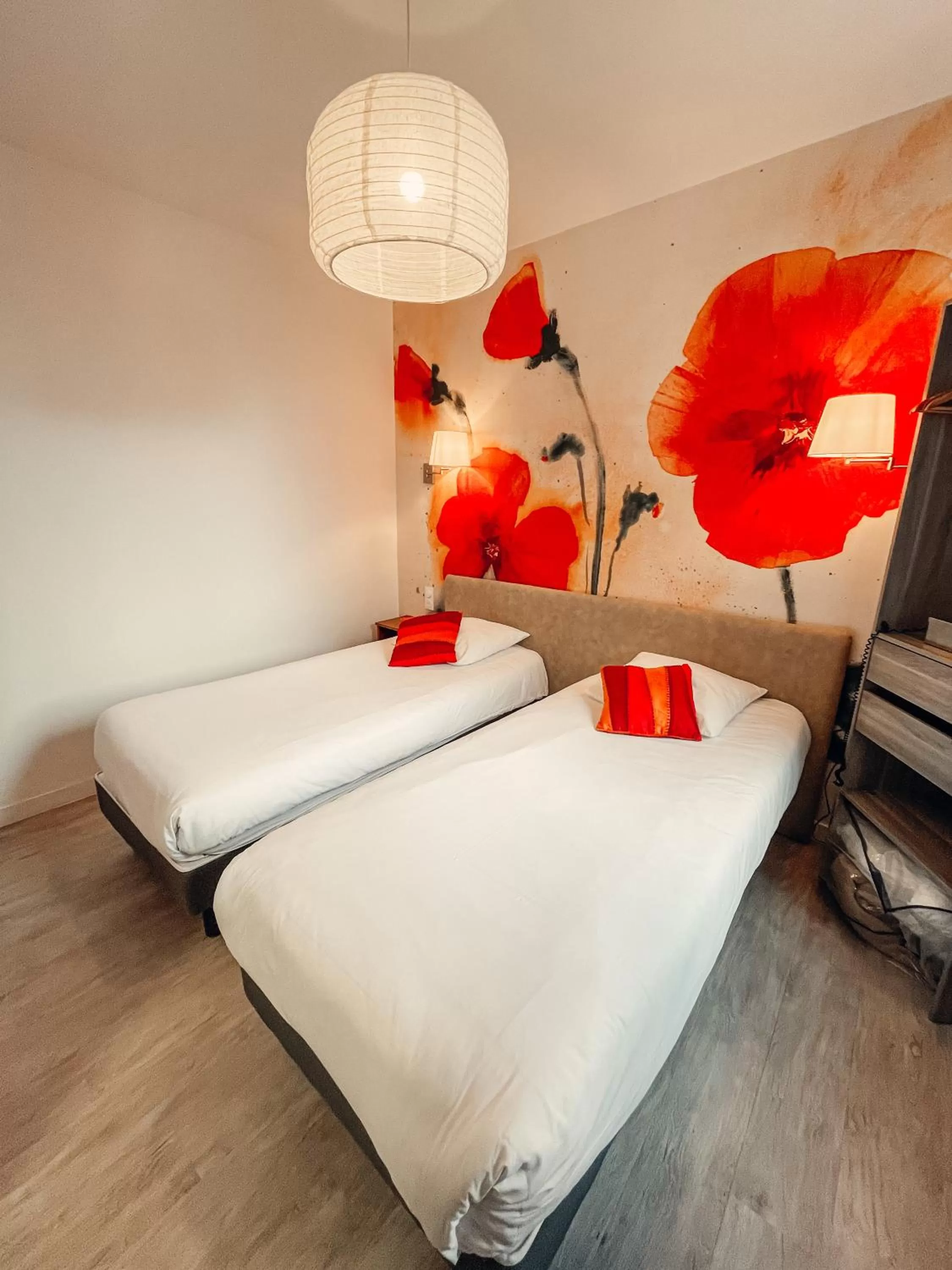 Photo of the whole room, Bed in Garden Hotel Rennes Centre Gare