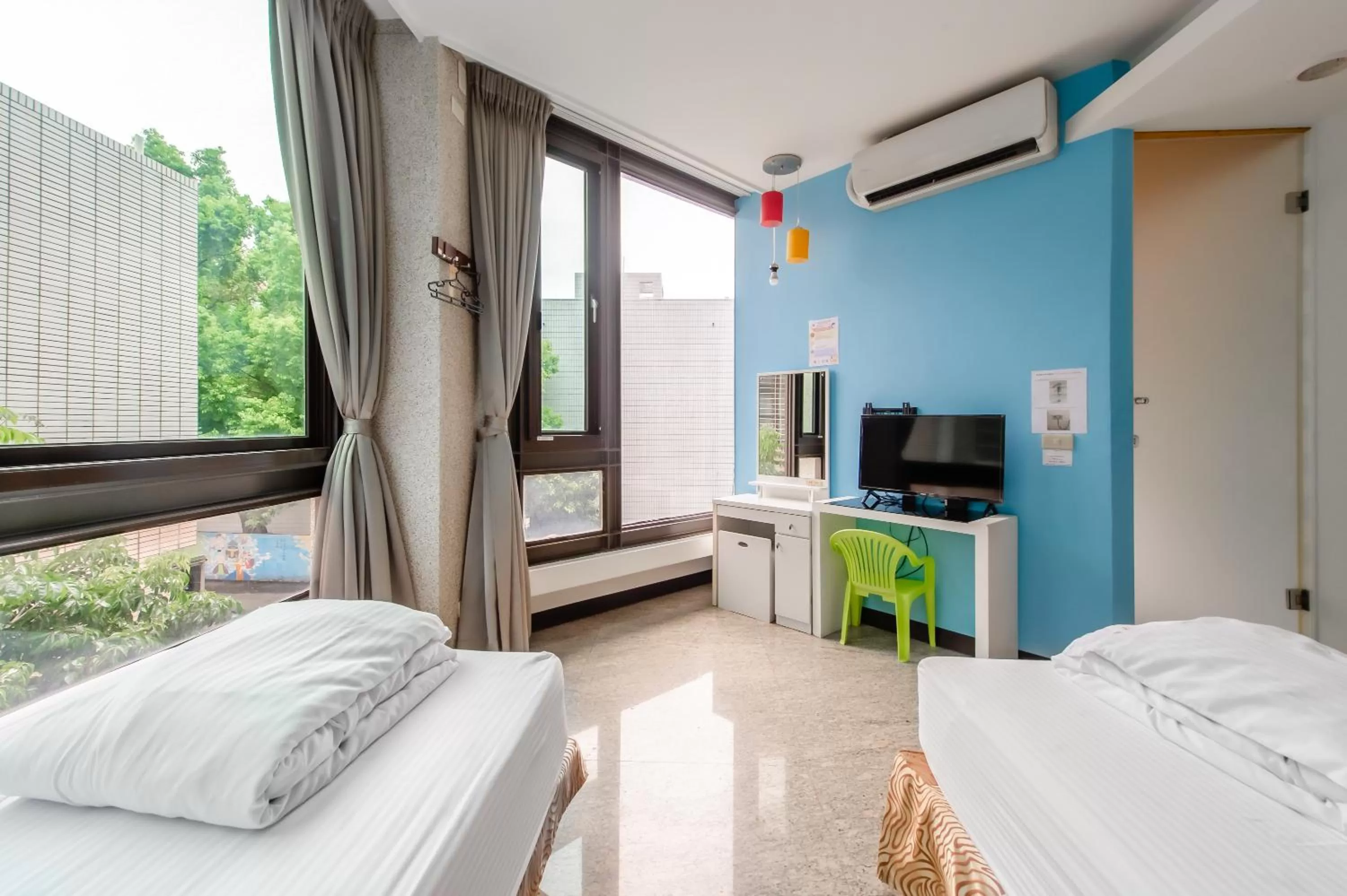 Photo of the whole room, Bed in lightness Station Inn