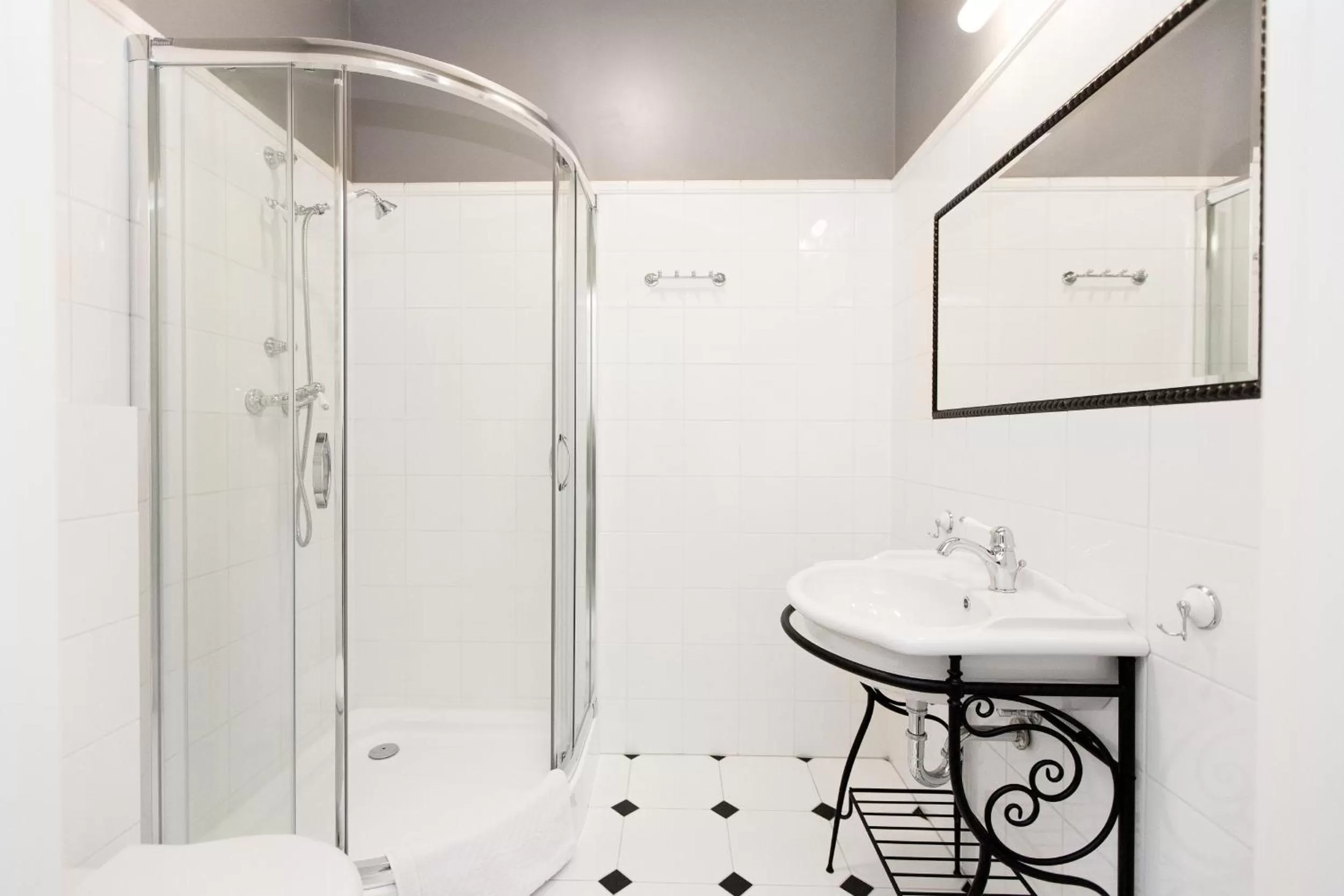 Shower in Hotel Willa Flora