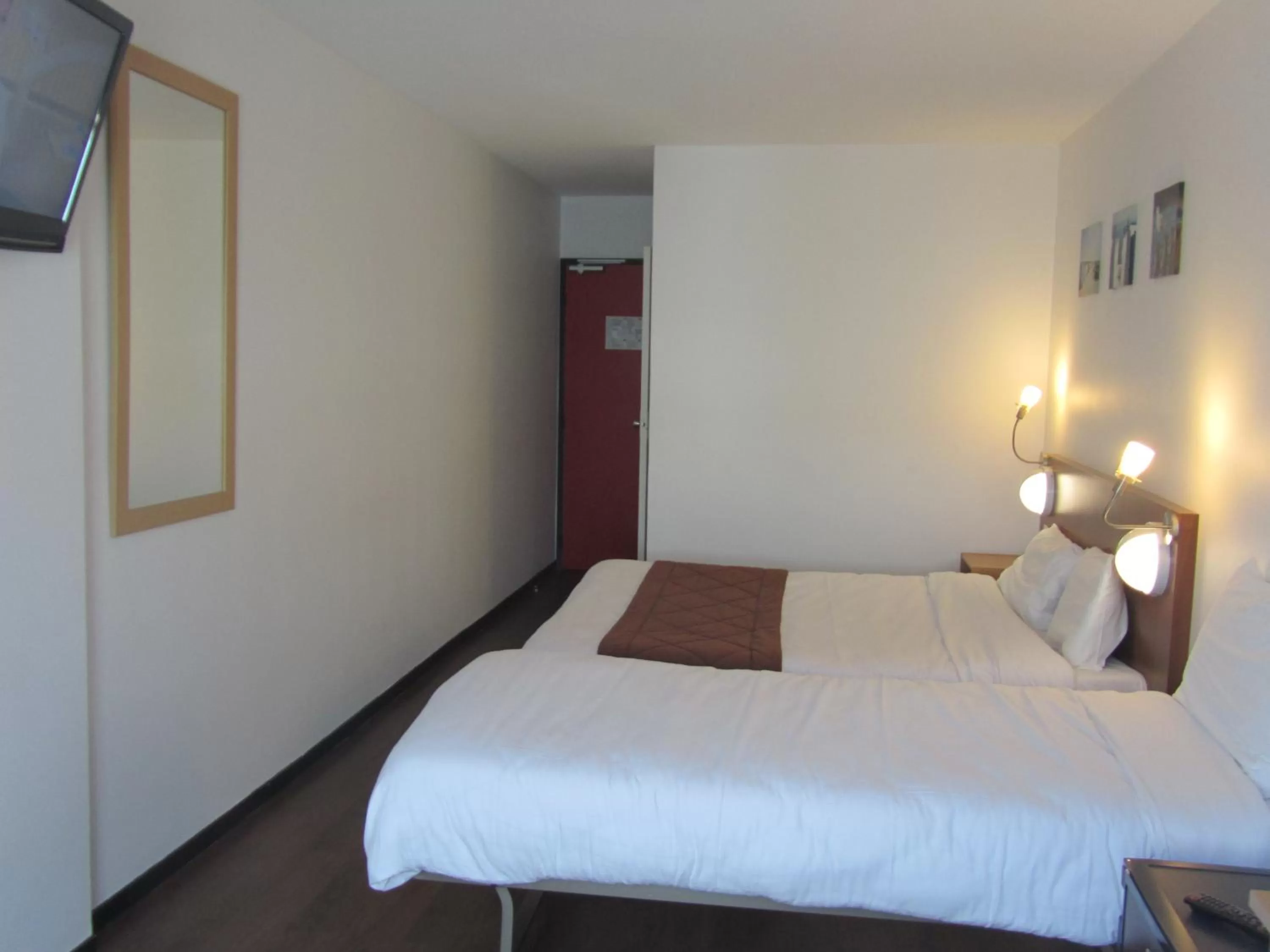 Bed in Hôtel Le Saint Joseph