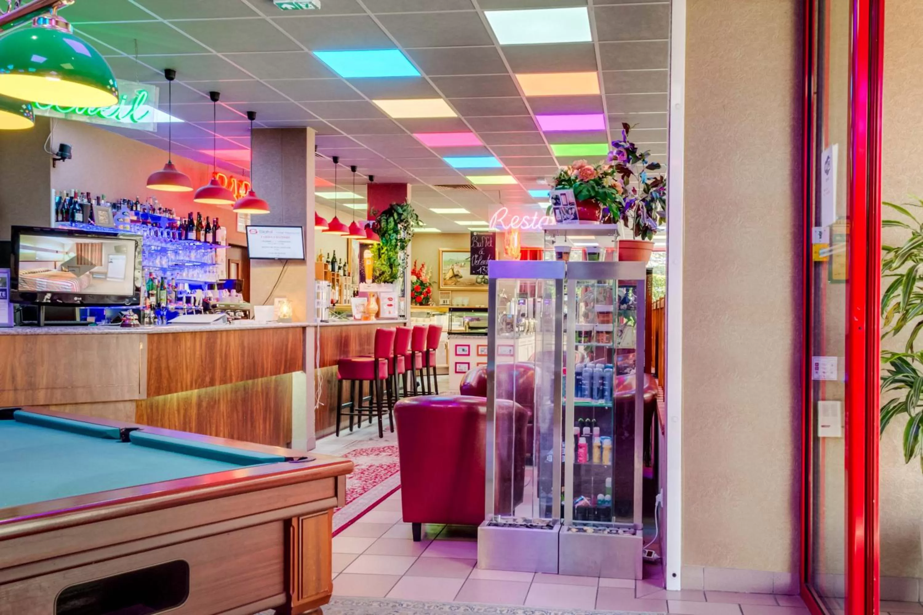 Lounge or bar in Hôtel Siatel Besançon Chateaufarine