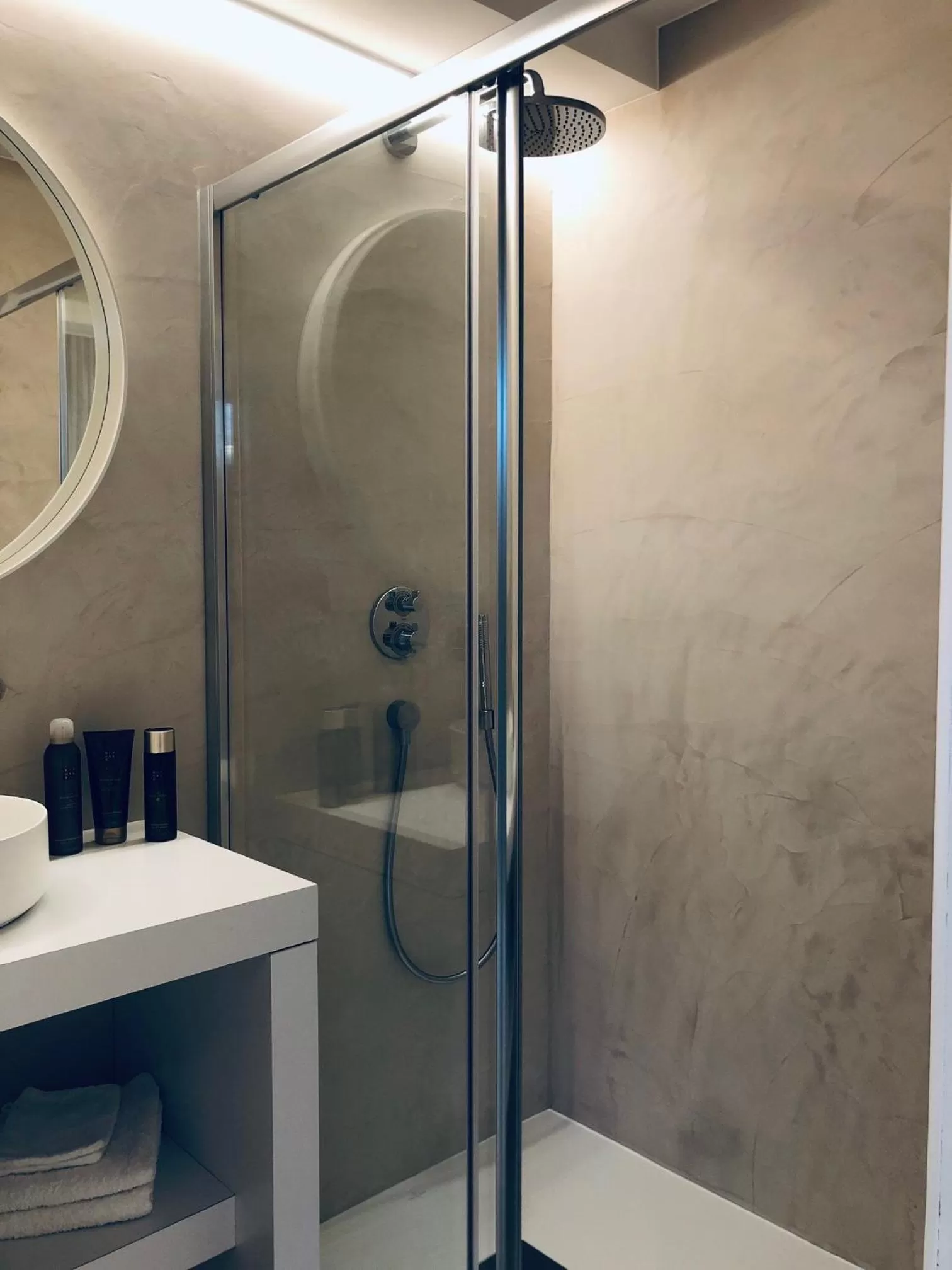 Shower in Suites Le Porte-Bonheur
