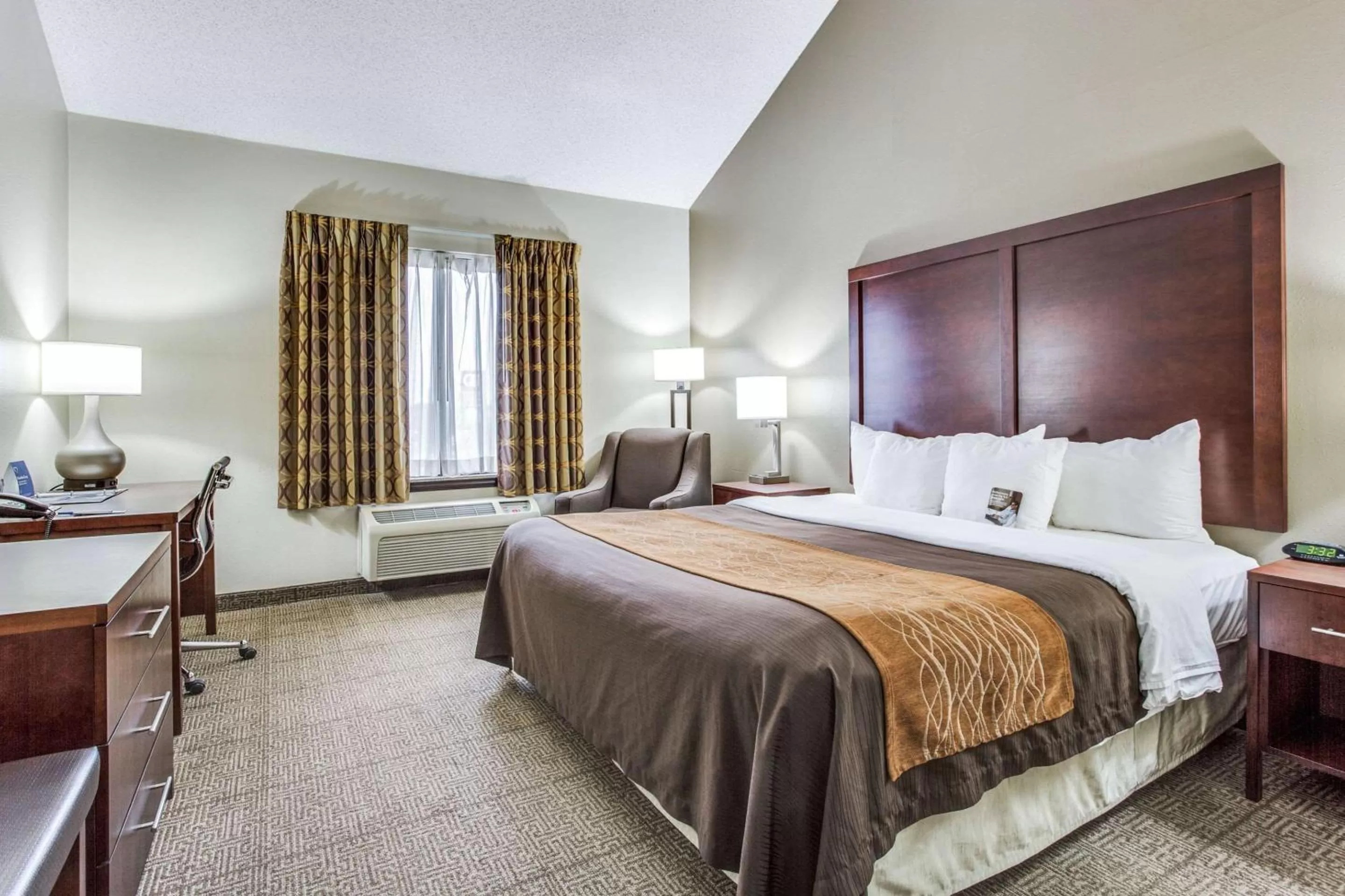 Photo of the whole room, Bed in Comfort Inn & Suites Love Field-Dallas Market Center