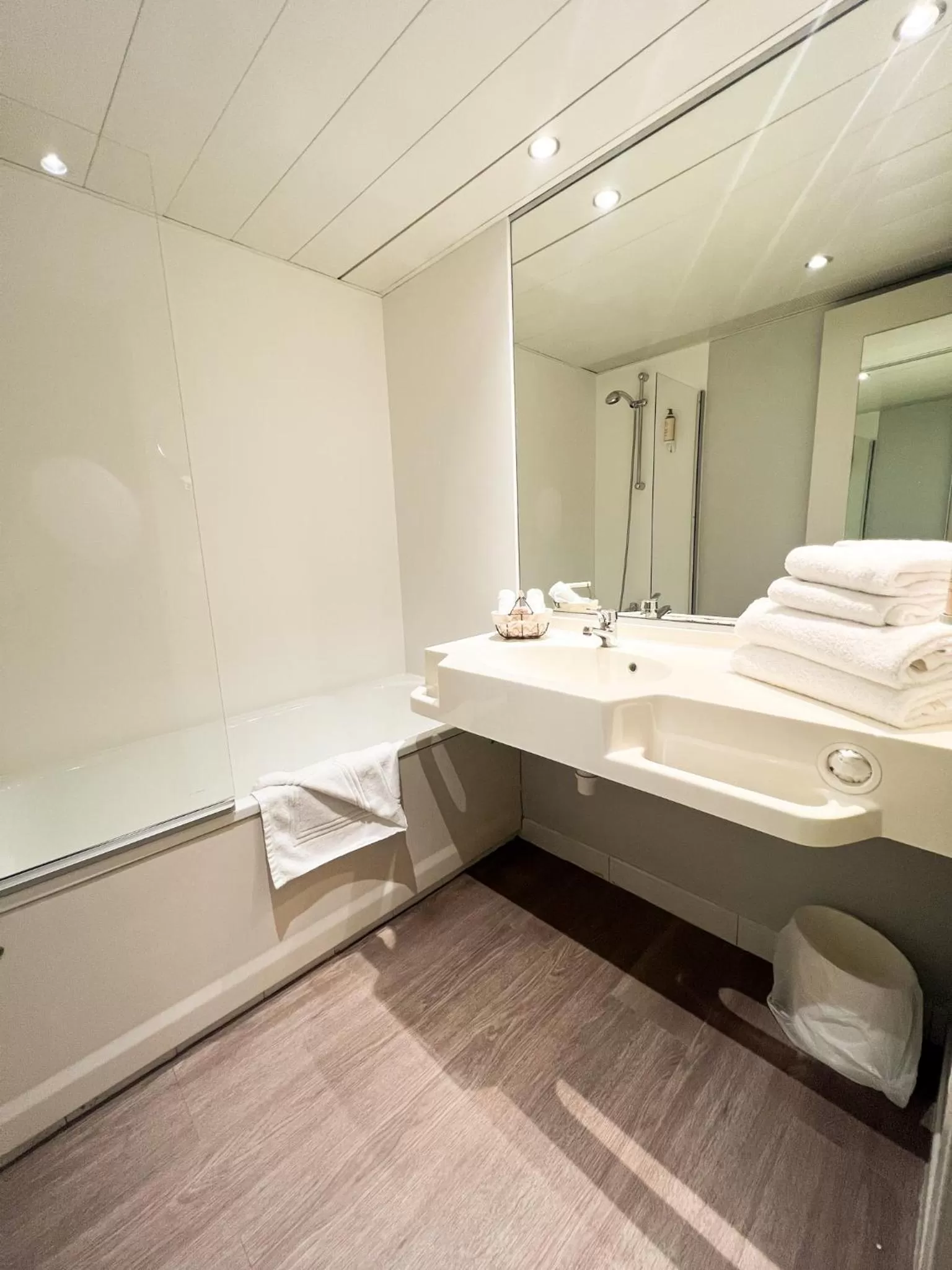 Bathroom in Mercure Château de Fontainebleau