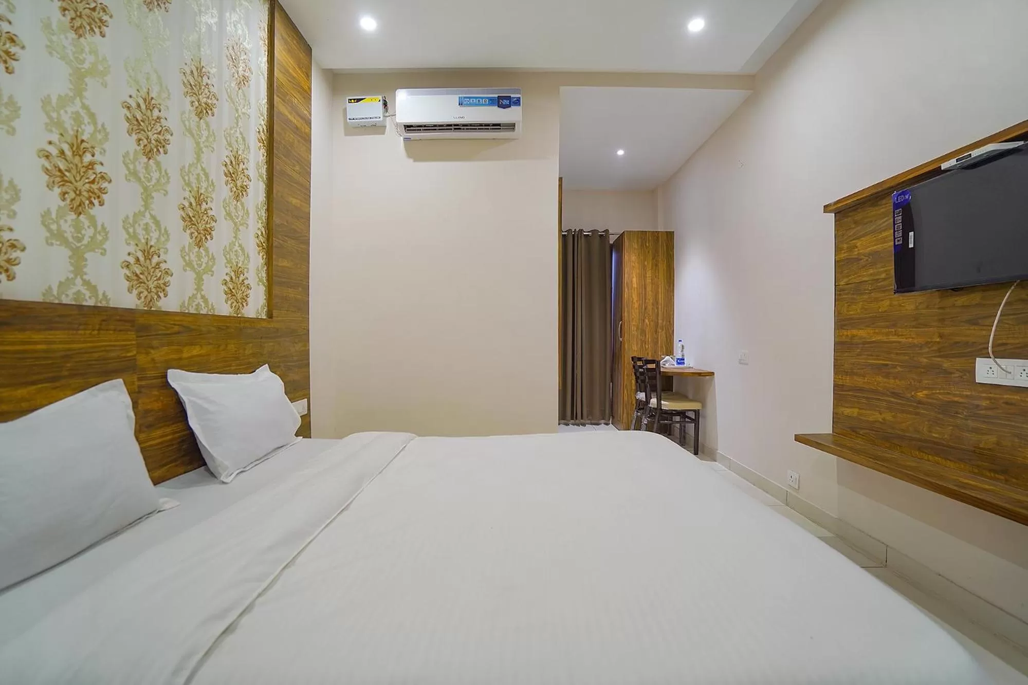 Bed in FabHotel HC Mohali Inn