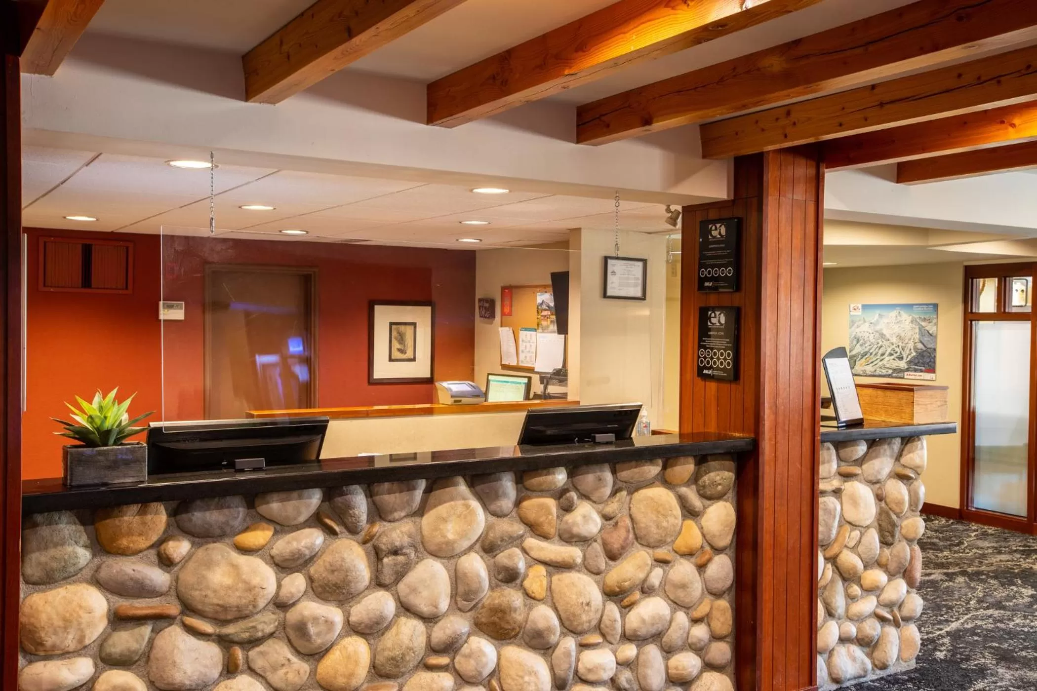 Lobby or reception in Lobstick Lodge