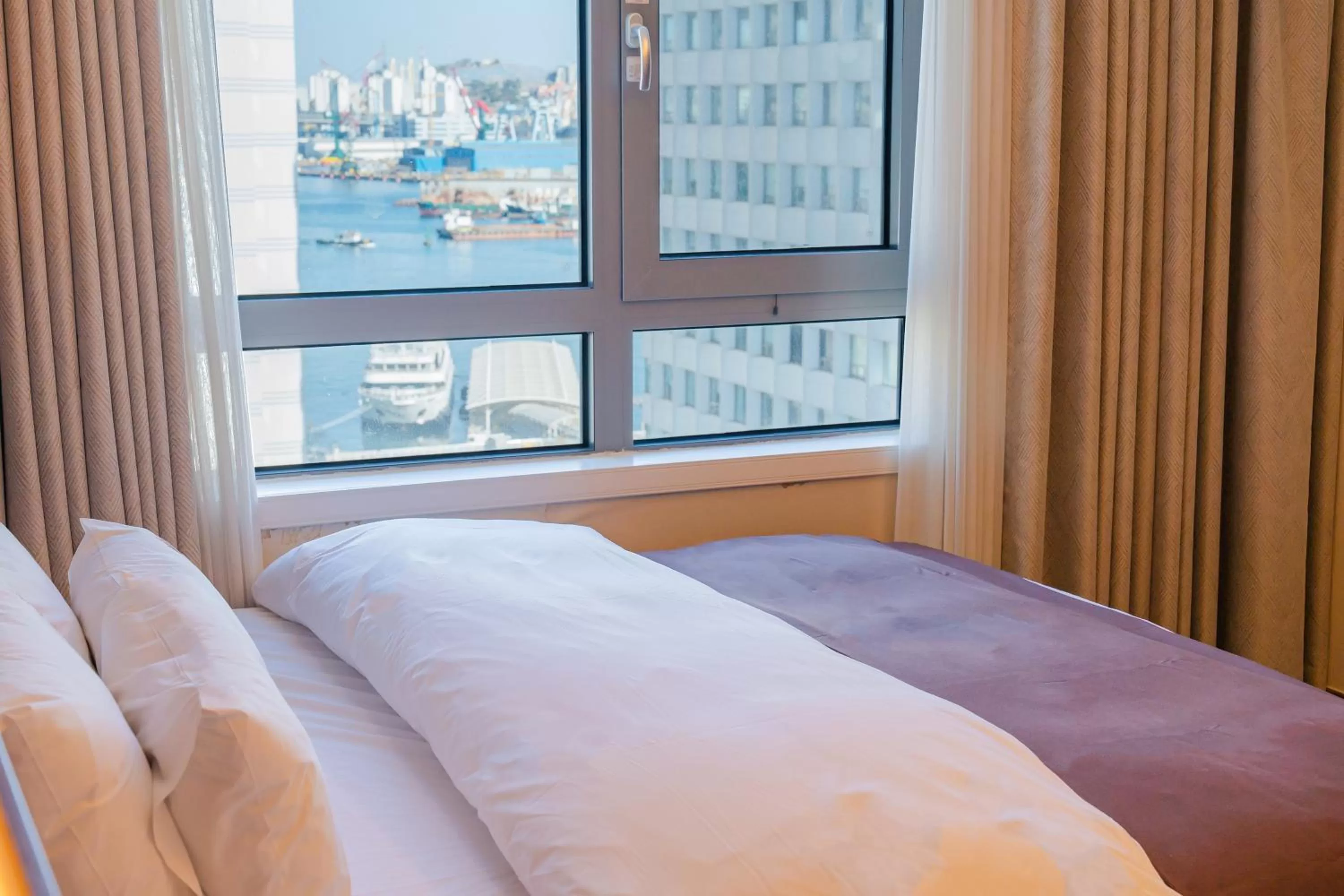 Bed in Central Park Hotel Busan