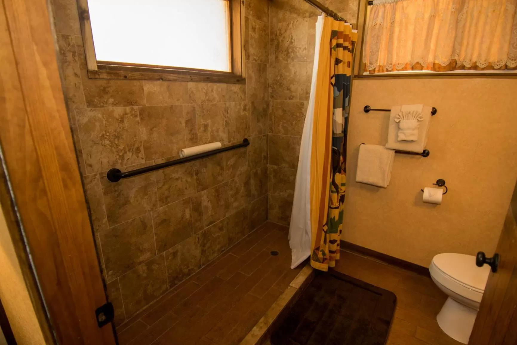 Bathroom in Hillcrest Suites & Cabins