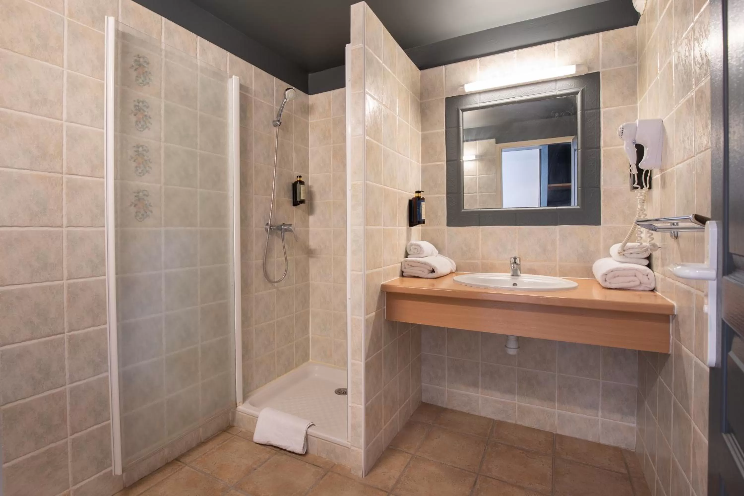 Shower in Hôtel La Perna