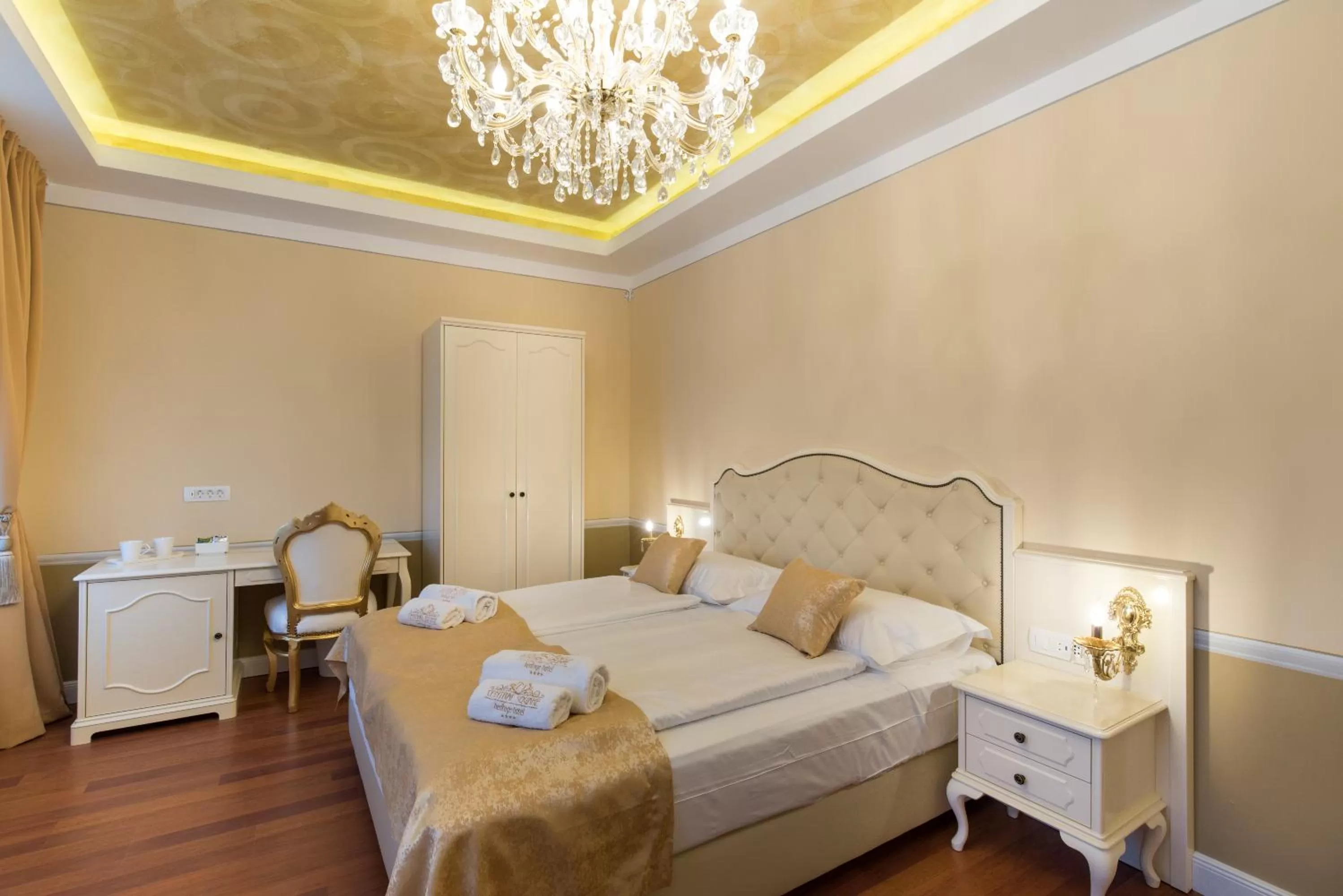 Bed in Central Square Heritage Hotel