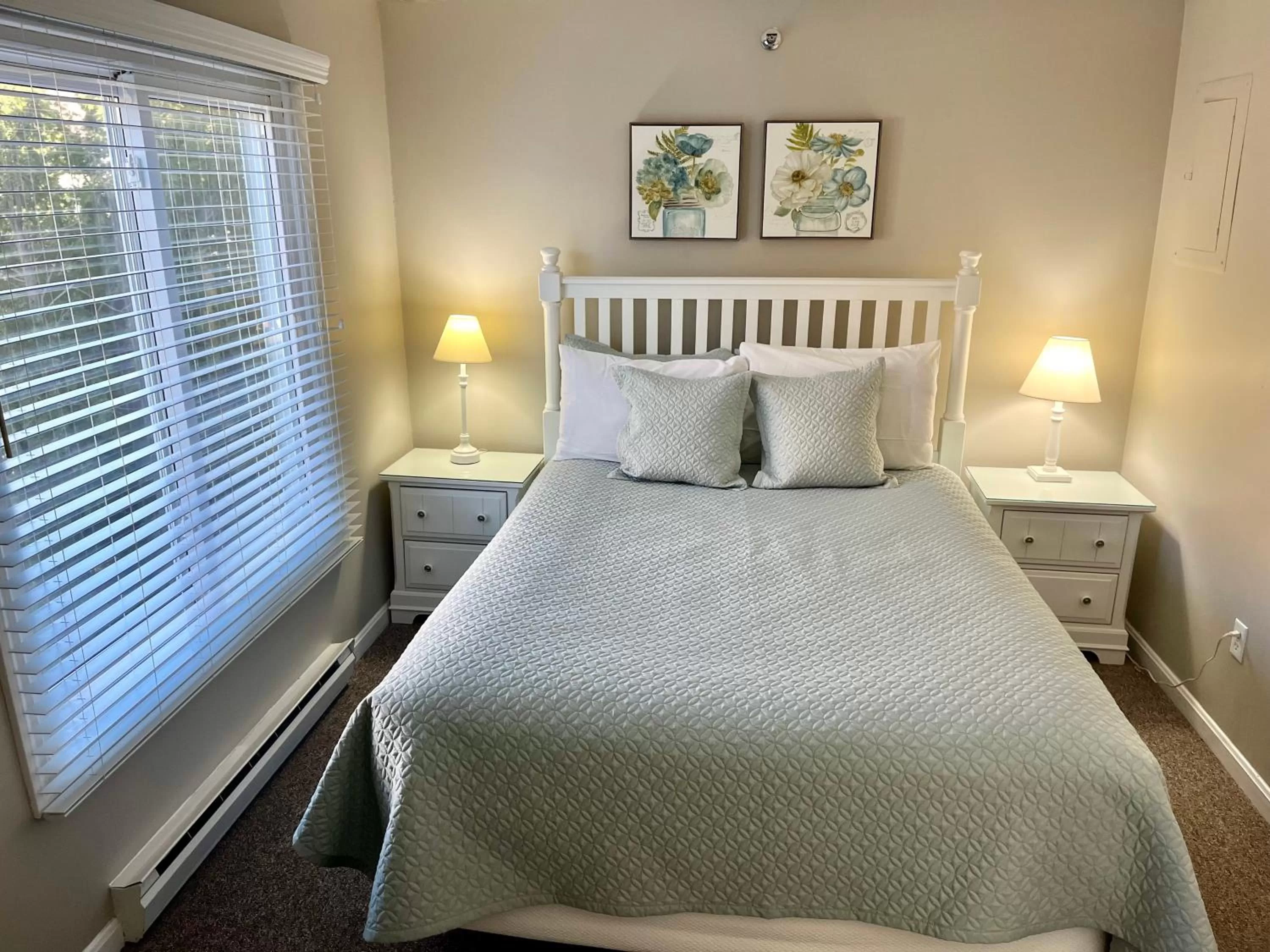 Bed in Elmwood Resort Hotel