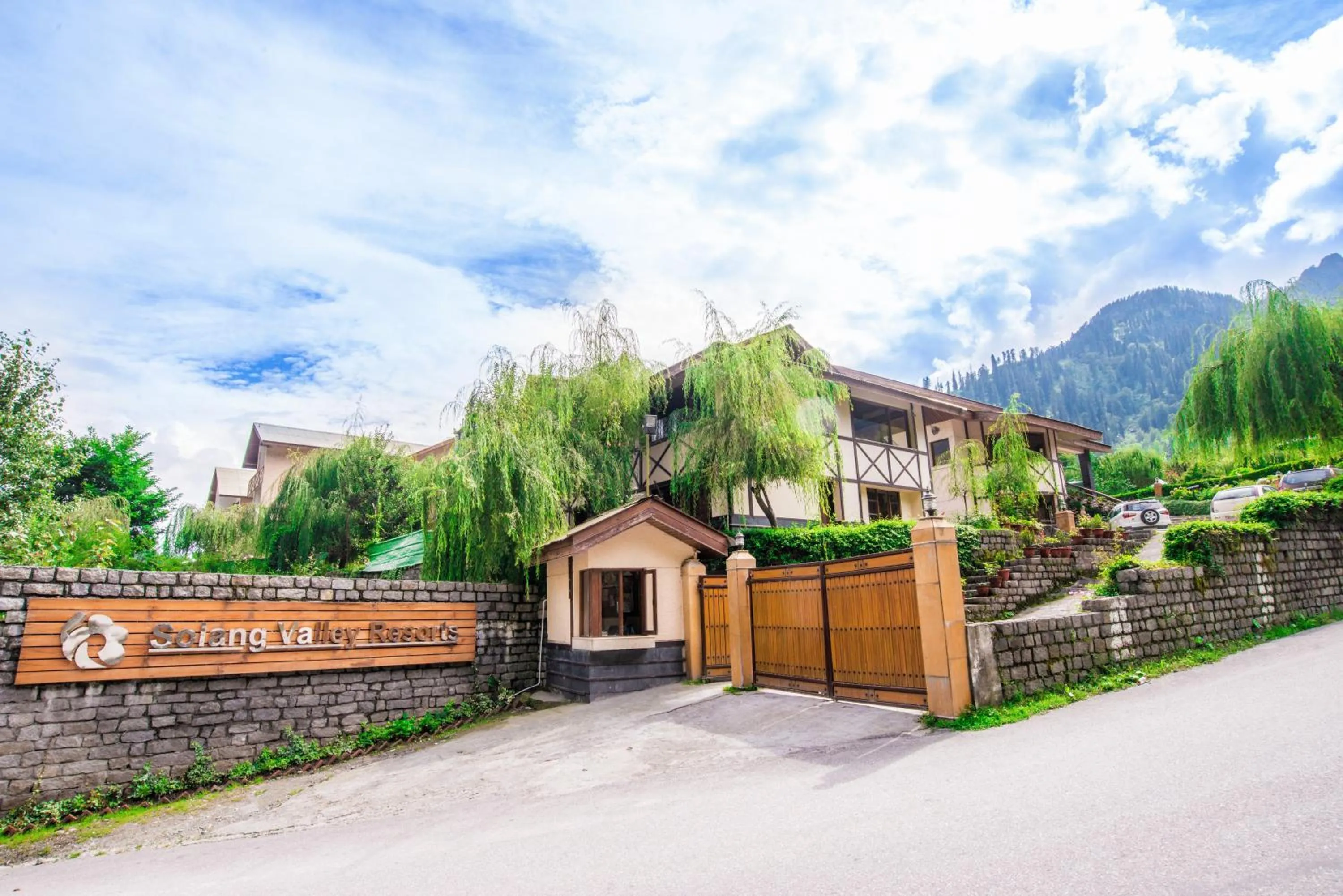 Facade/entrance in Solang Valley Resort