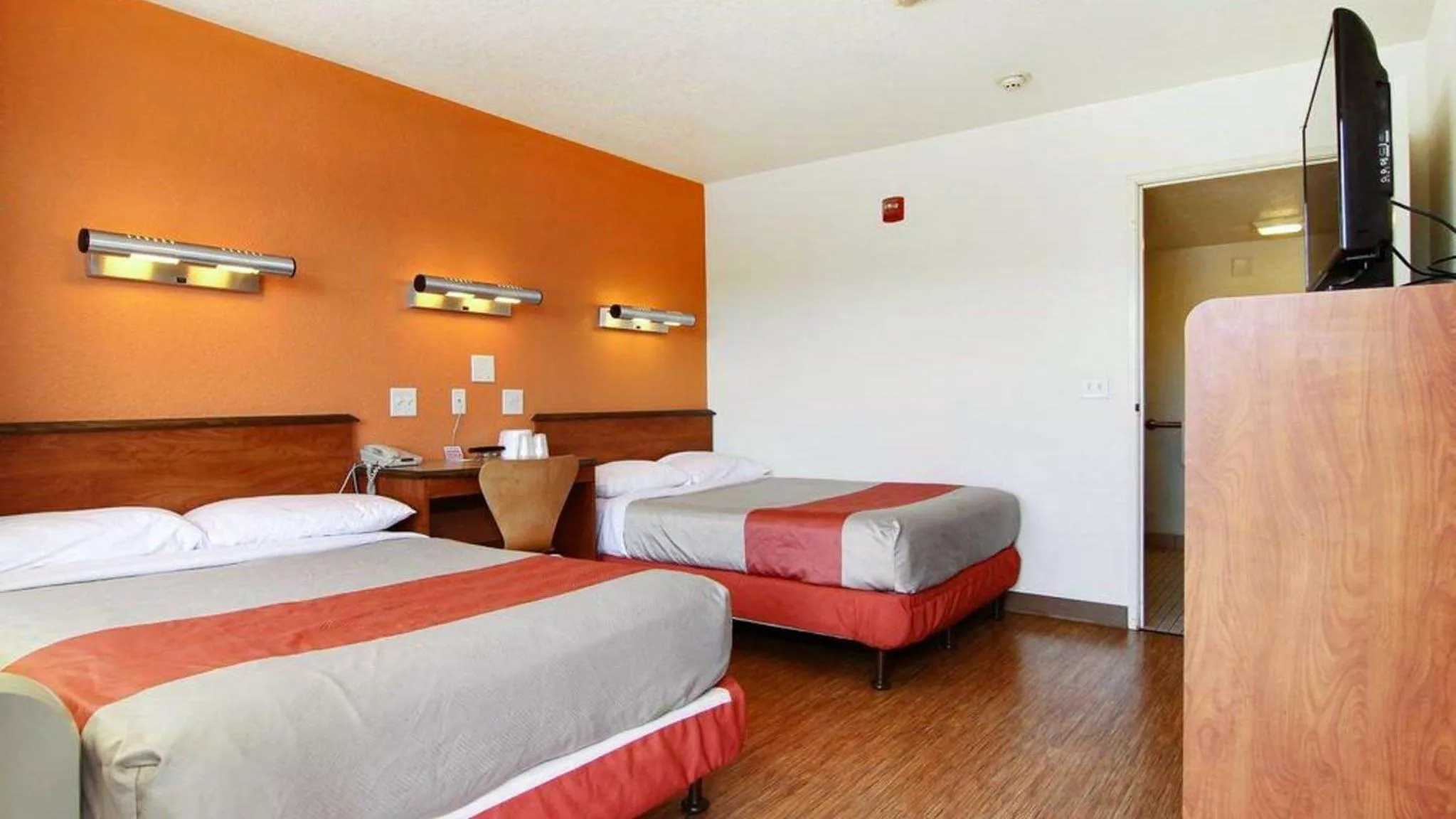 TV and multimedia, Bed in Motel 6-San Angelo, TX