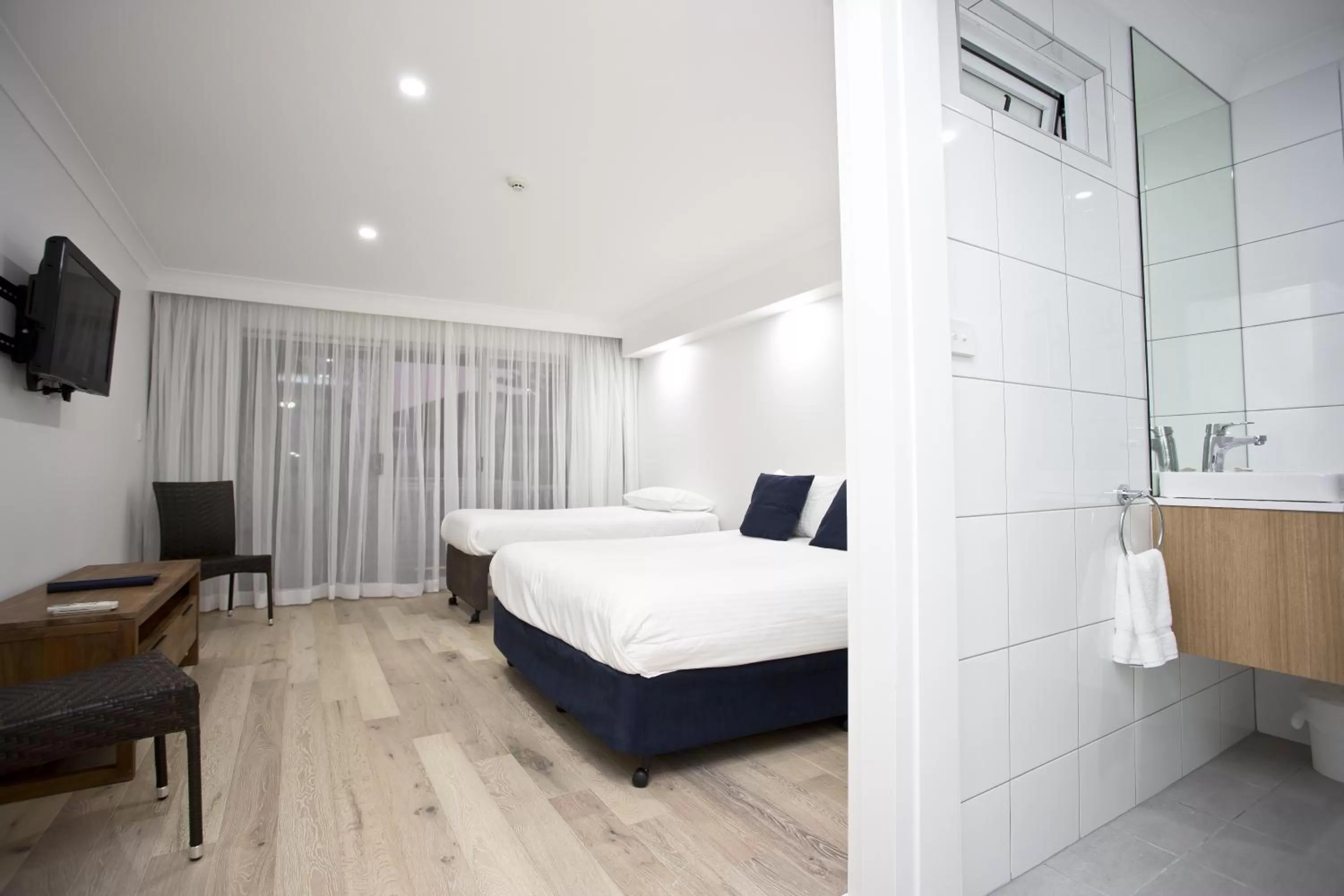 Bathroom, Bed in Ocean Front Motel