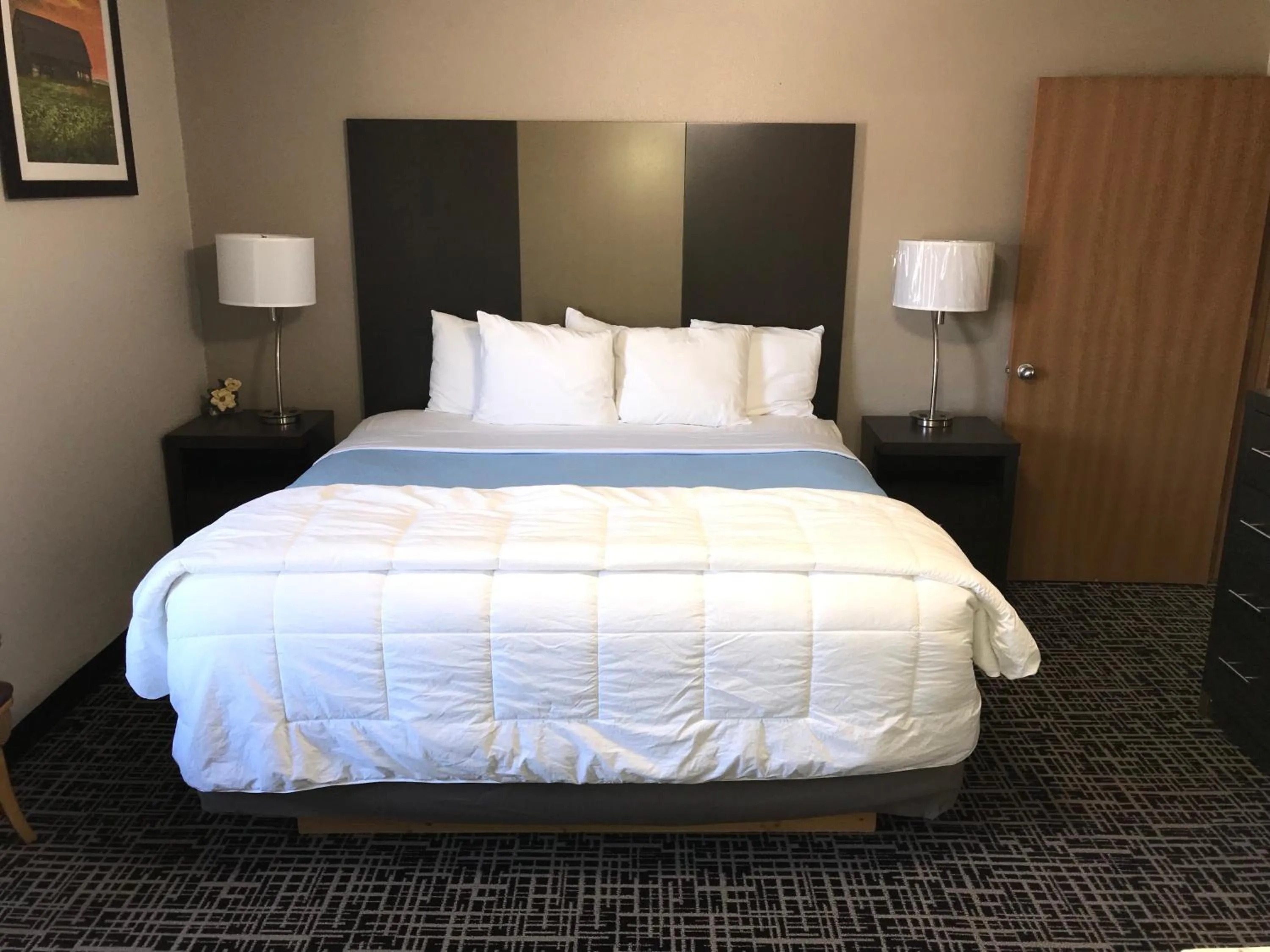 Bedroom, Bed in Days Inn by Wyndham Grove