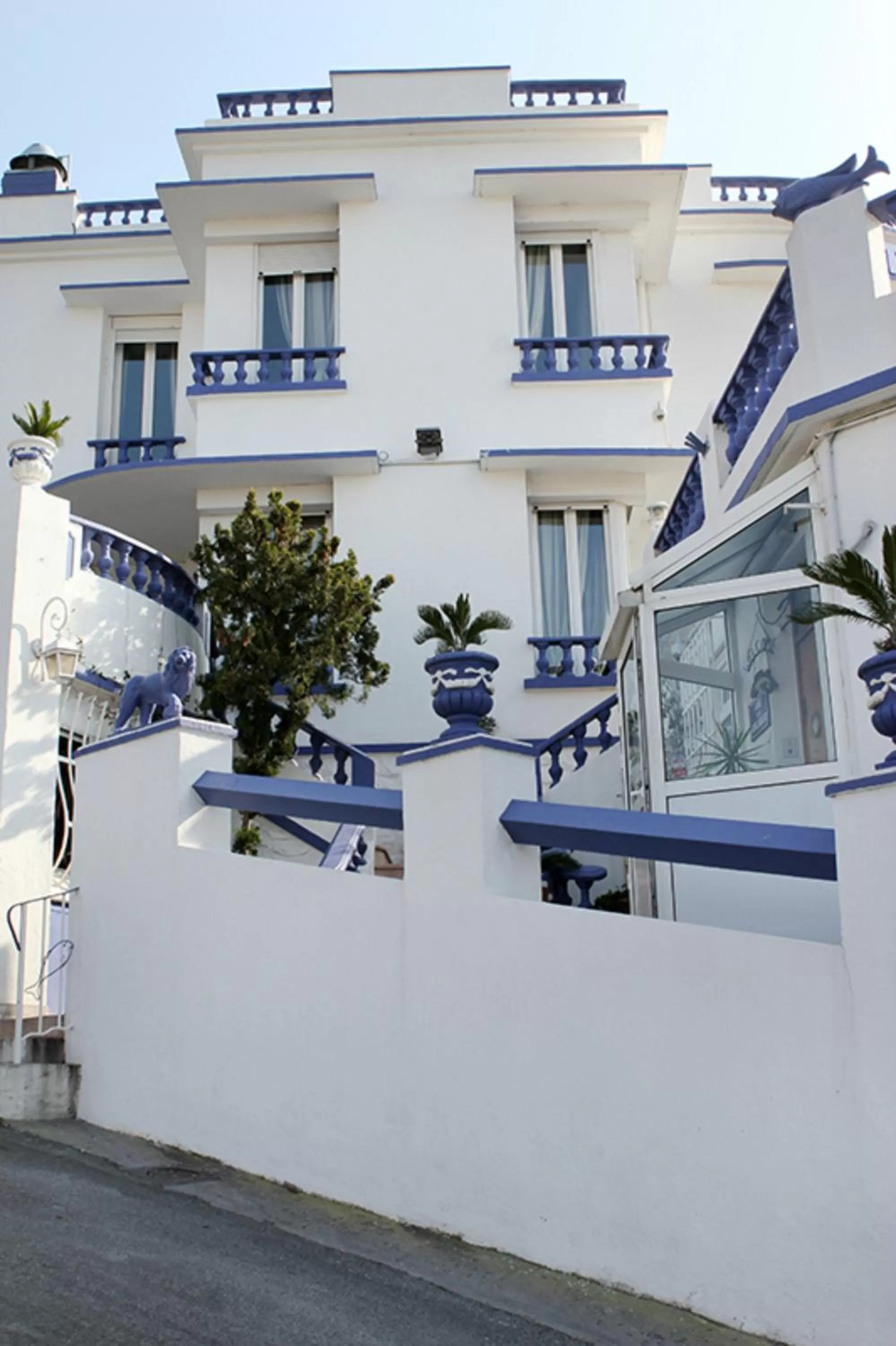 Facade/entrance in Le Rhul