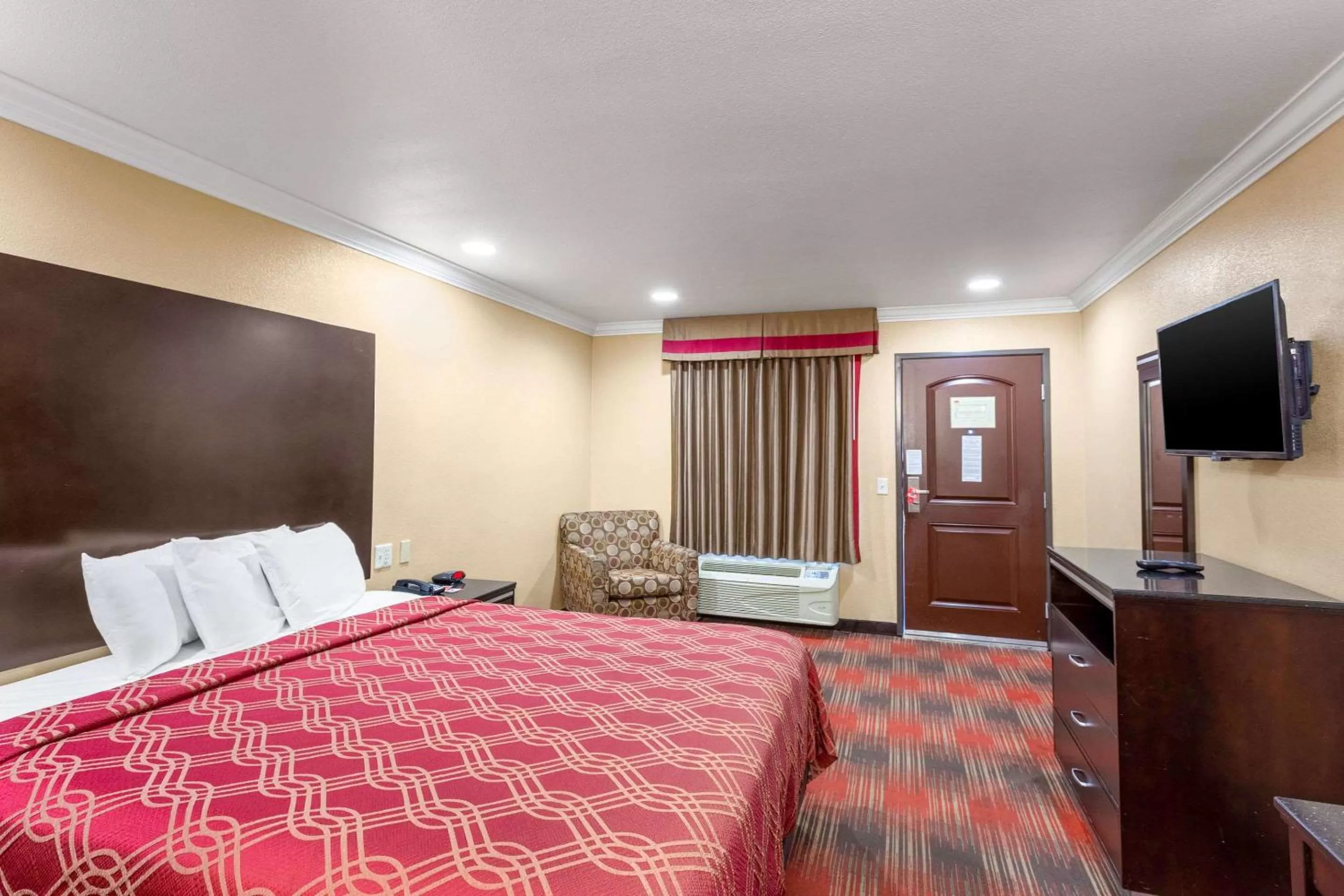 Photo of the whole room, Bed in Econo Lodge Inn & Suites Escondido Downtown