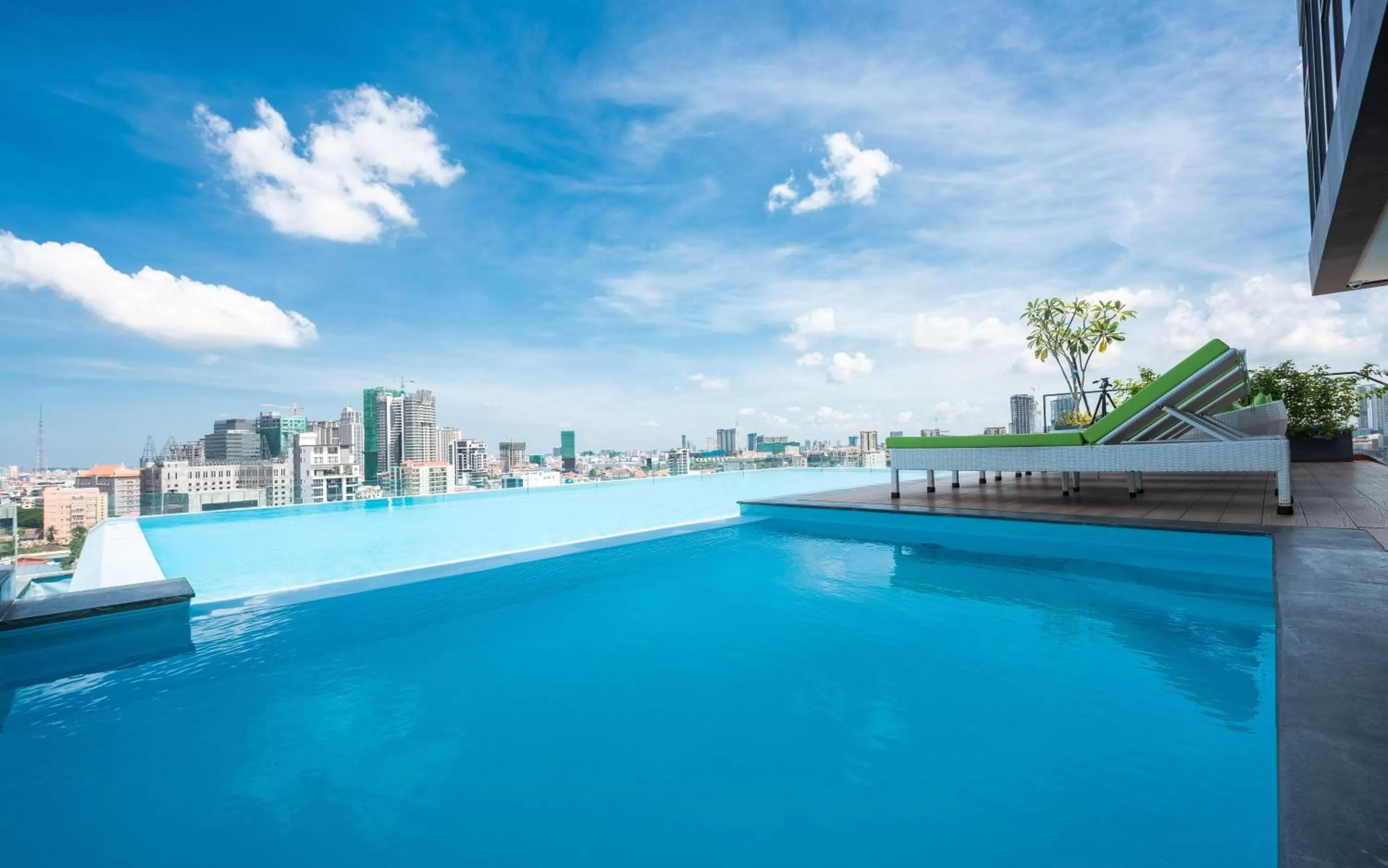 Swimming pool in AMATA Residence