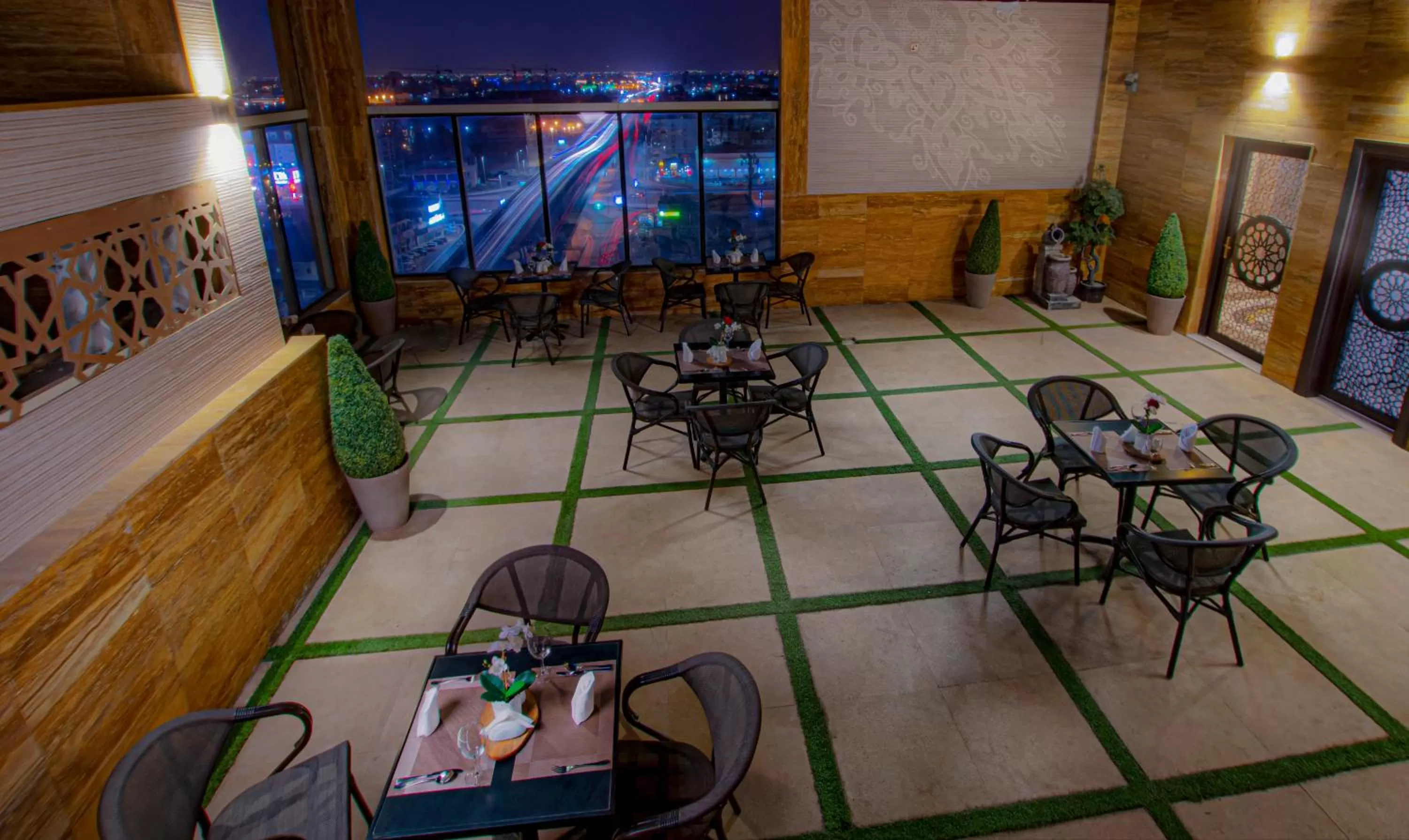 Restaurant/places to eat in Iridium 70 Hotel