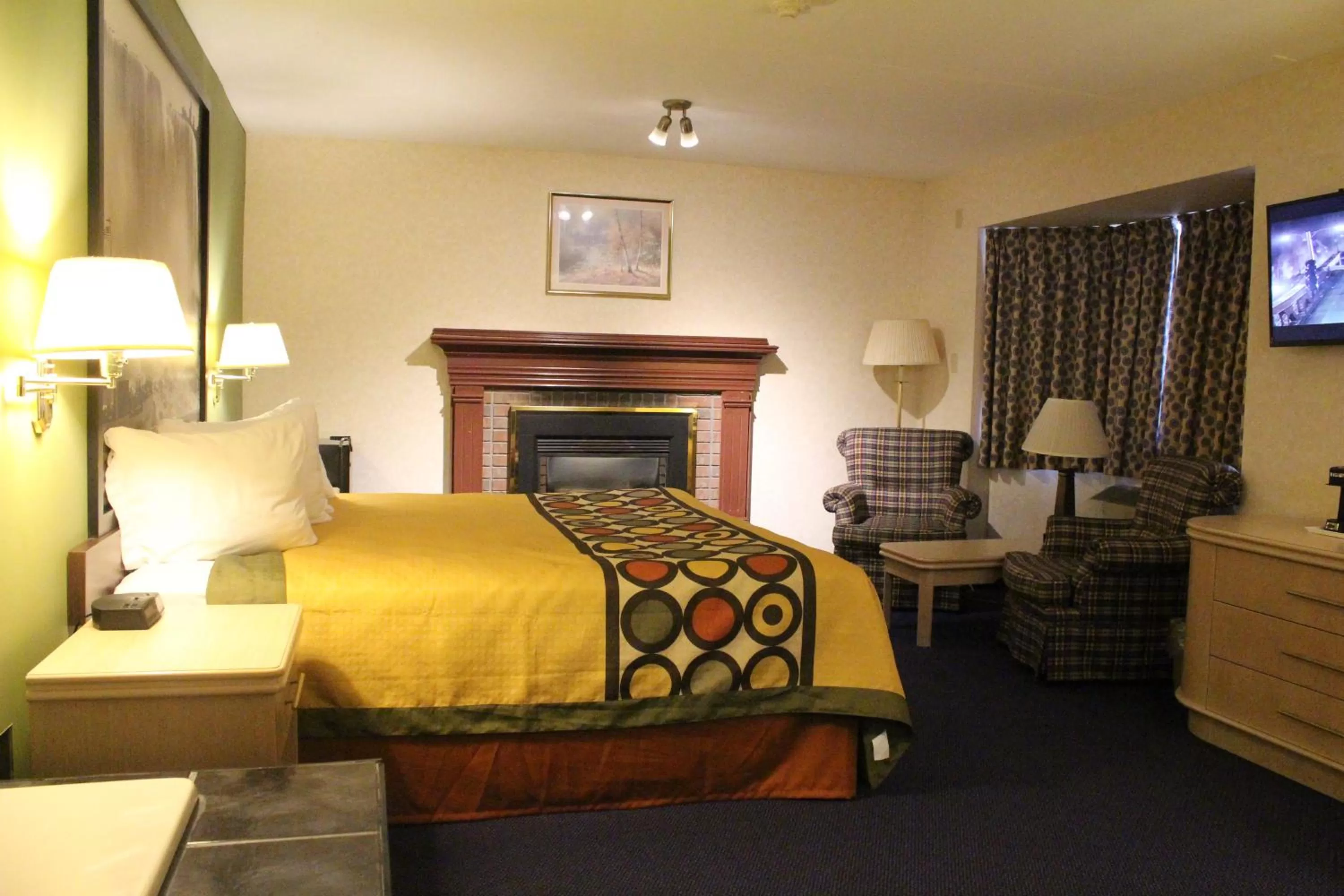 Bed in Super 8 by Wyndham Niagara Falls North