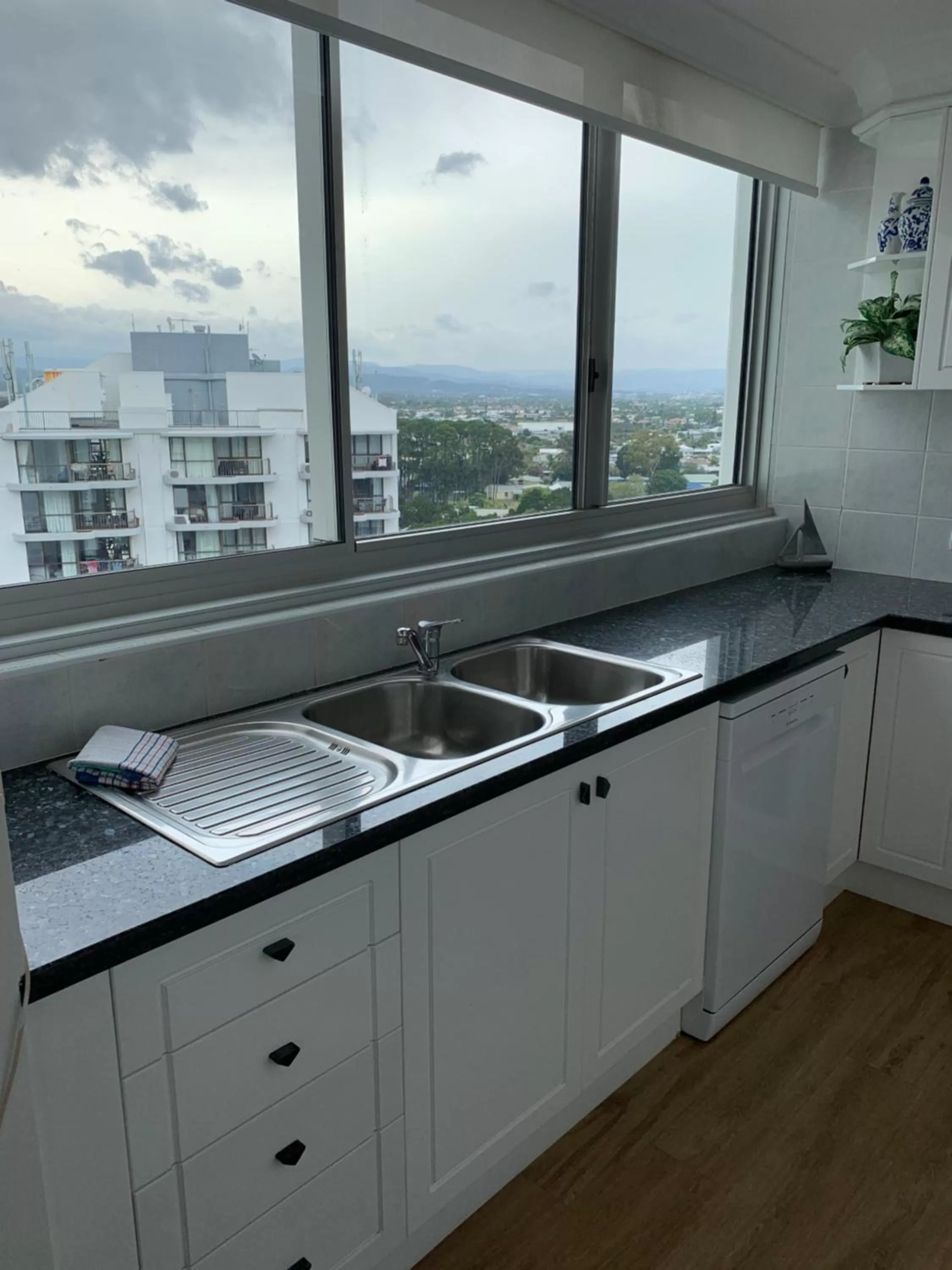 Kitchen or kitchenette in Pacific Regis Beachfront Holiday Apartments