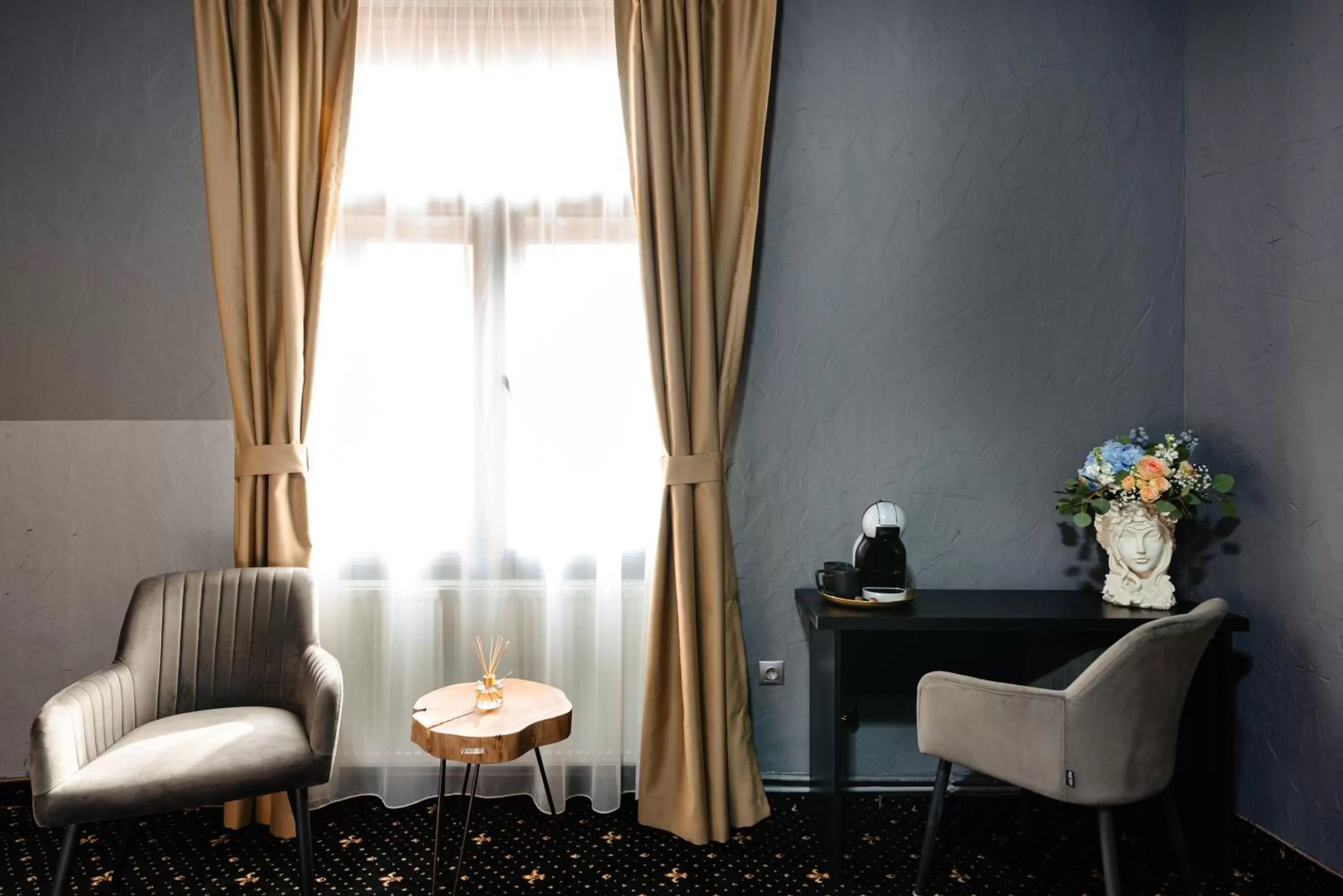 Seating area in Palace Bulevard Inn